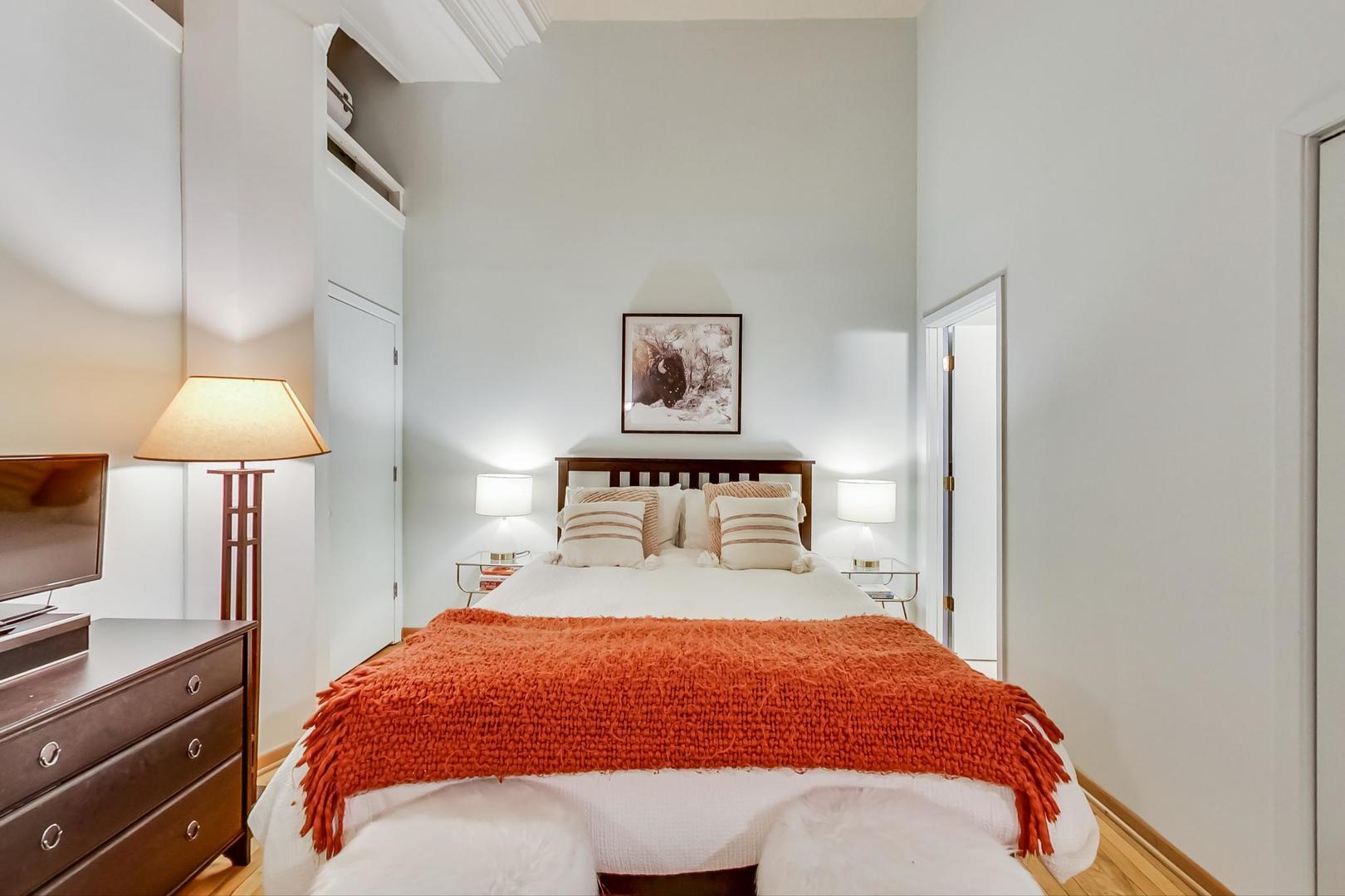 3323 N Paulina Street Unit: 2E