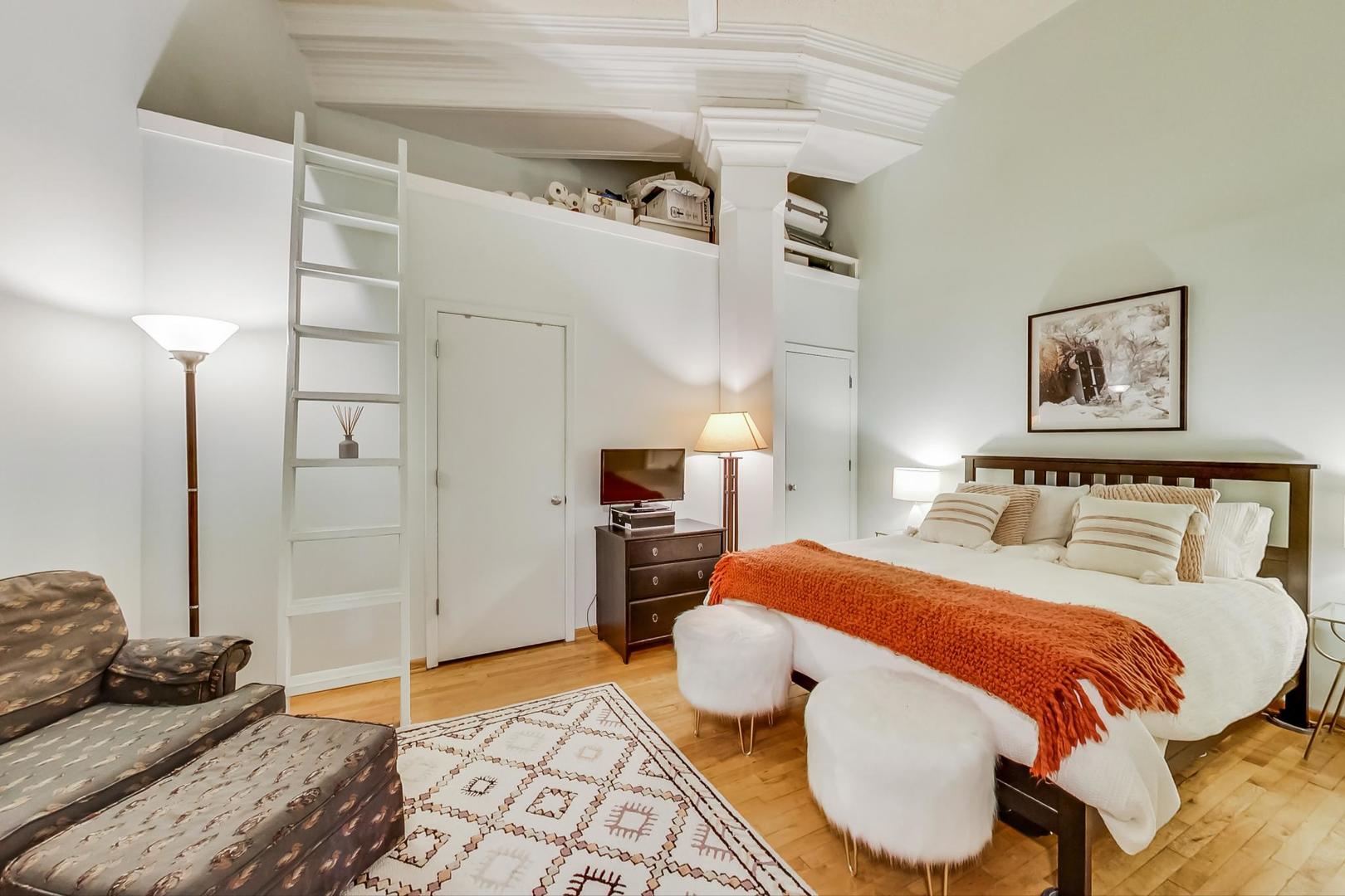 3323 N Paulina Street Unit: 2E