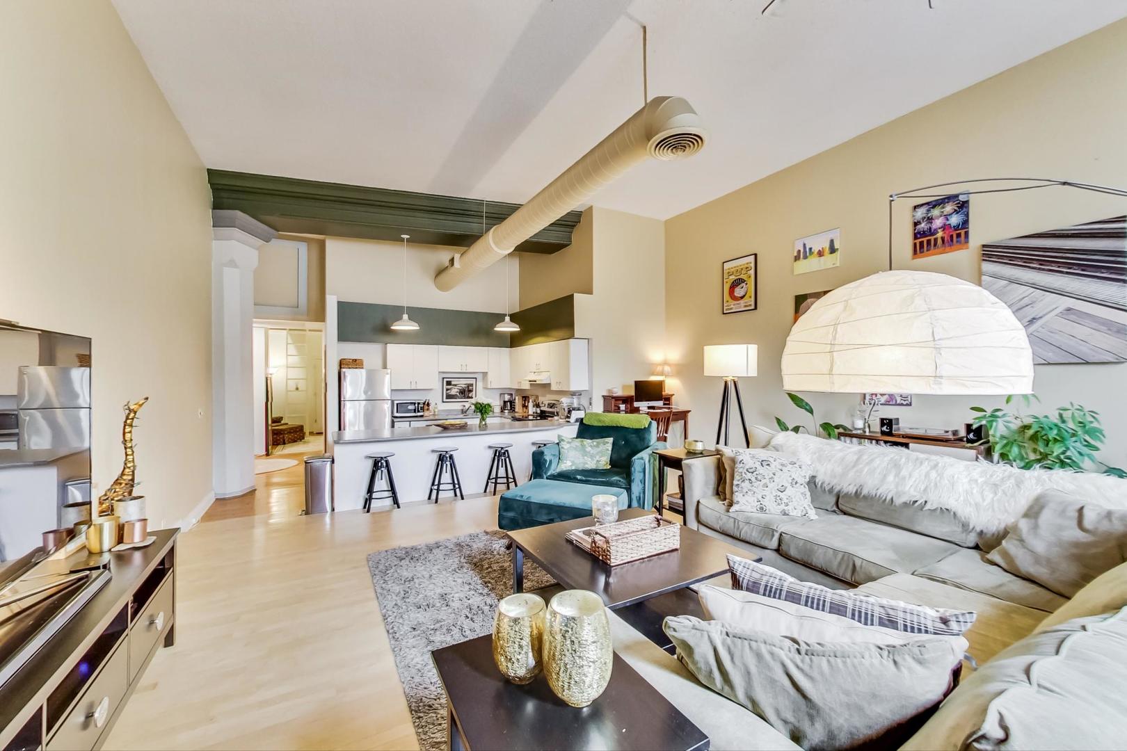 3323 N Paulina Street Unit: 2E