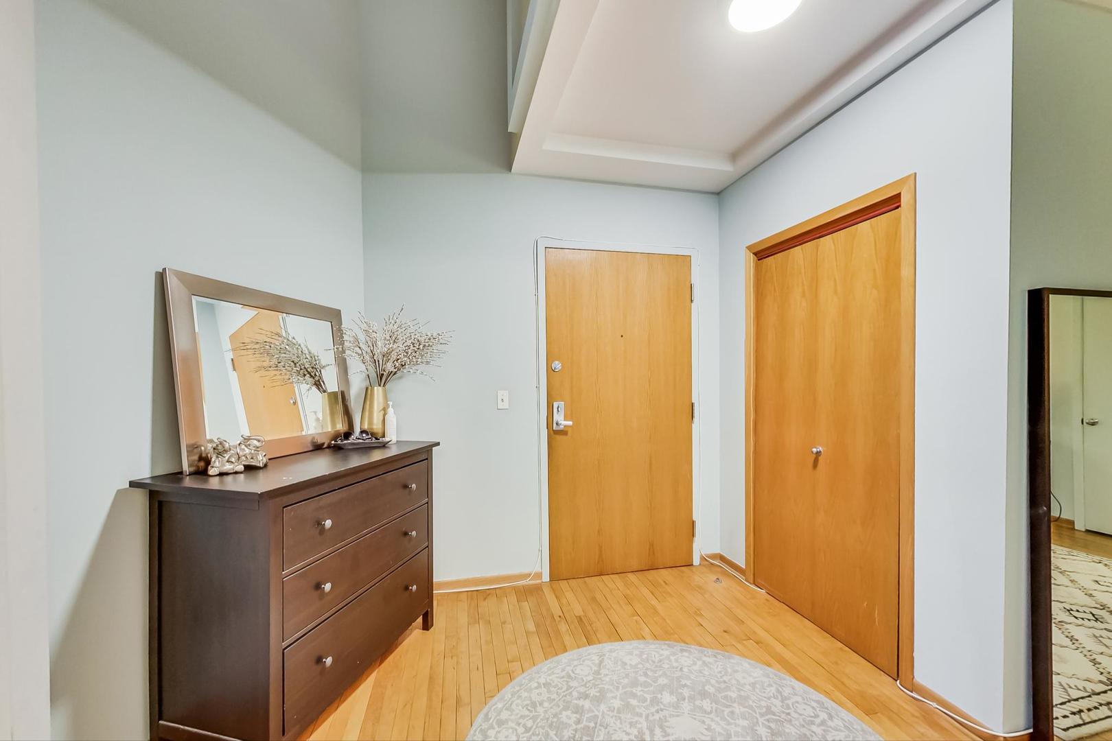 3323 N Paulina Street Unit: 2E