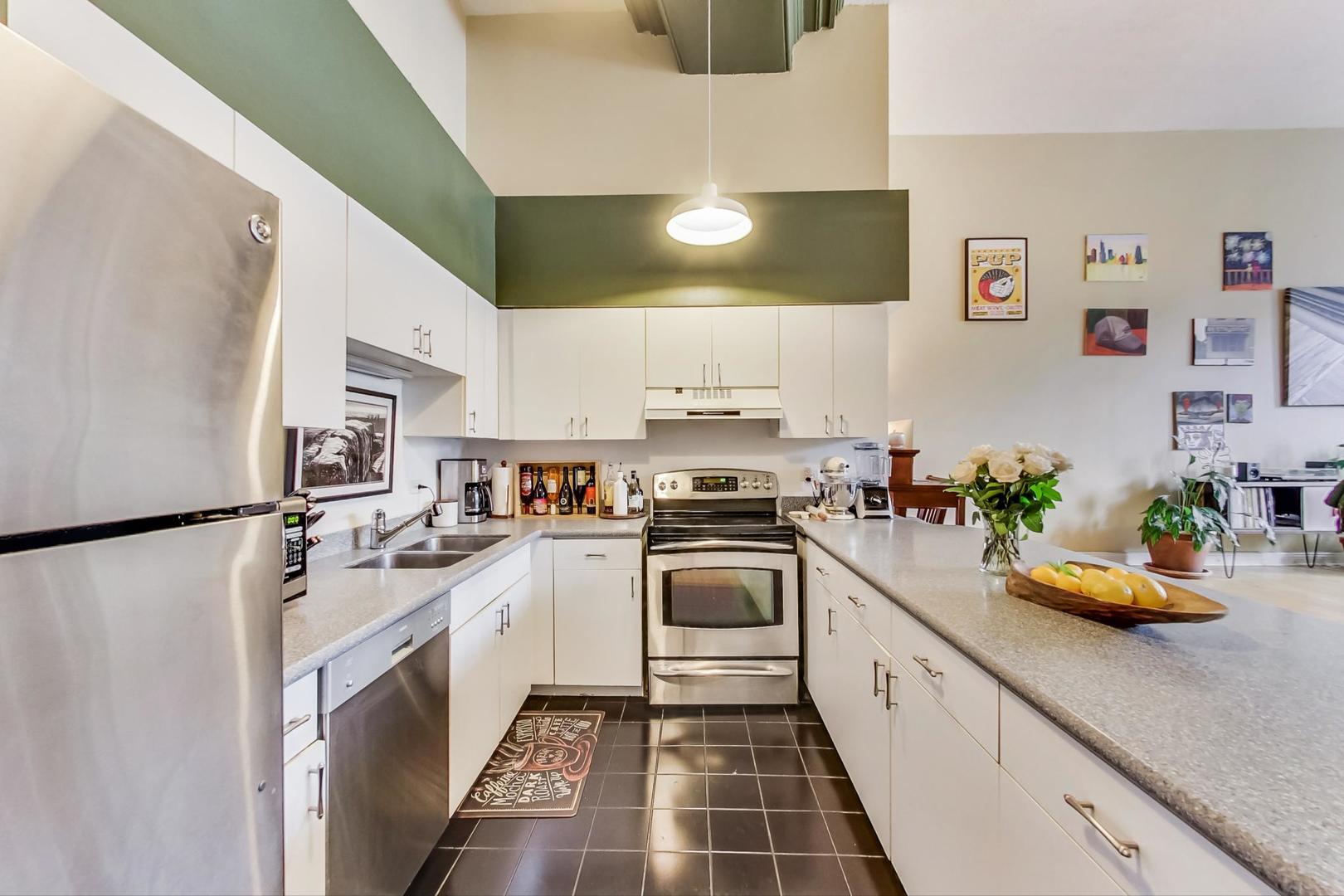 3323 N Paulina Street Unit: 2E