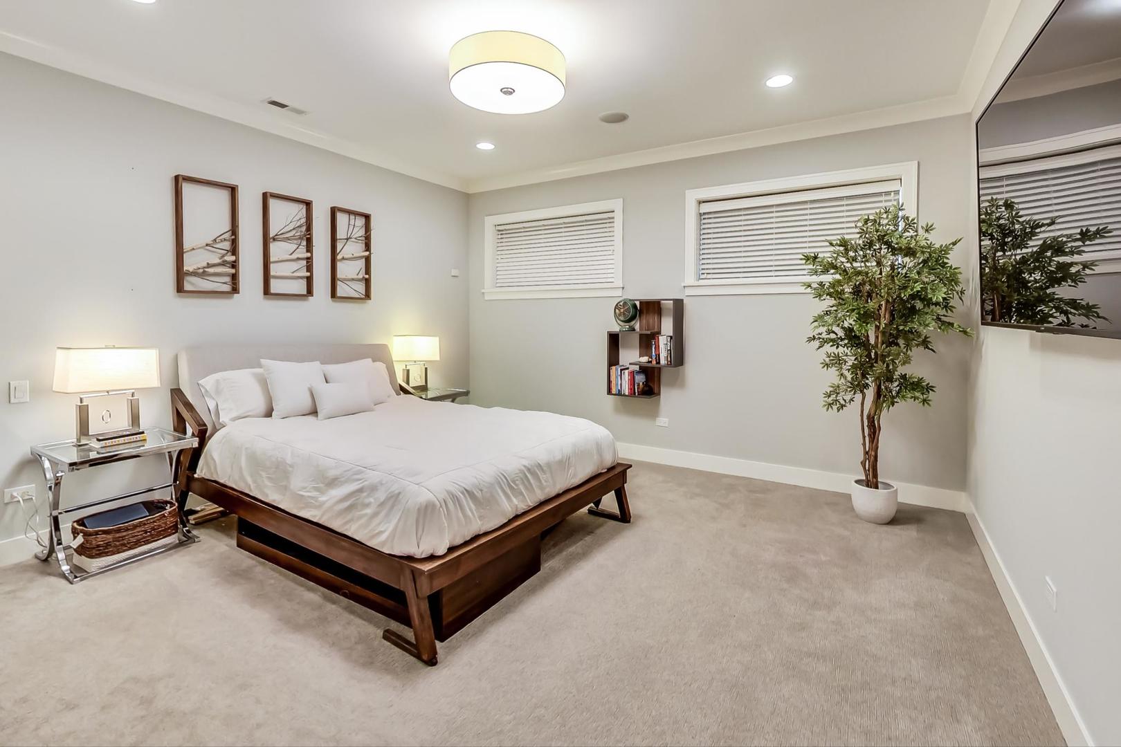 2341 W Roscoe Street Unit: 1W