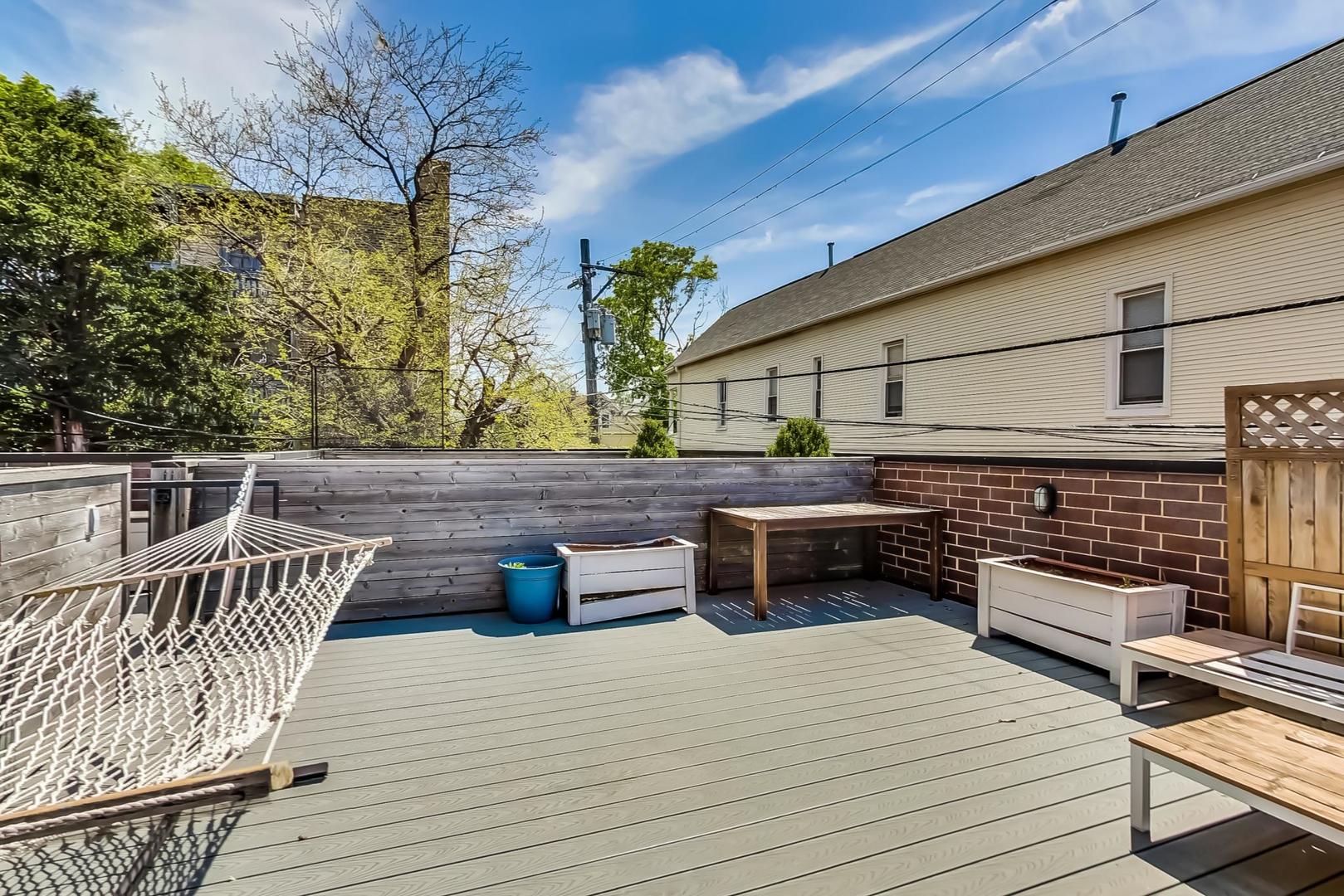 2341 W Roscoe Street Unit: 1W