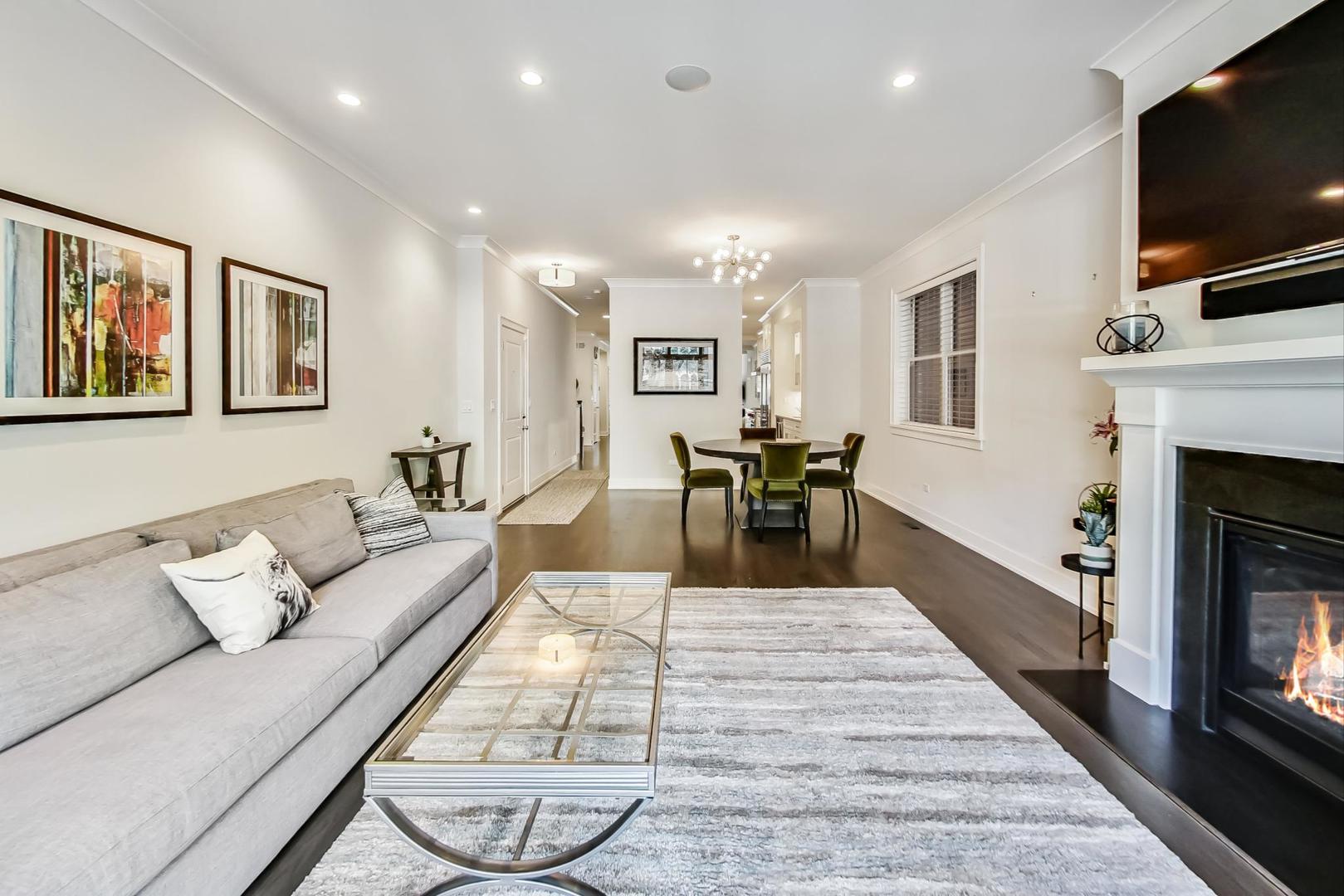 2341 W Roscoe Street Unit: 1W