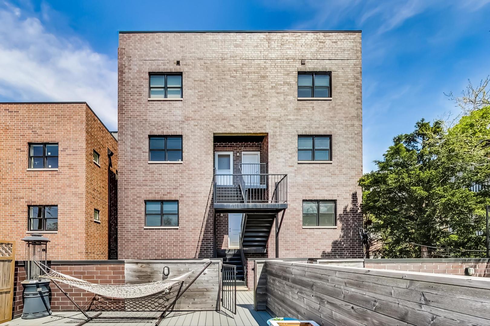 2341 W Roscoe Street Unit: 1W