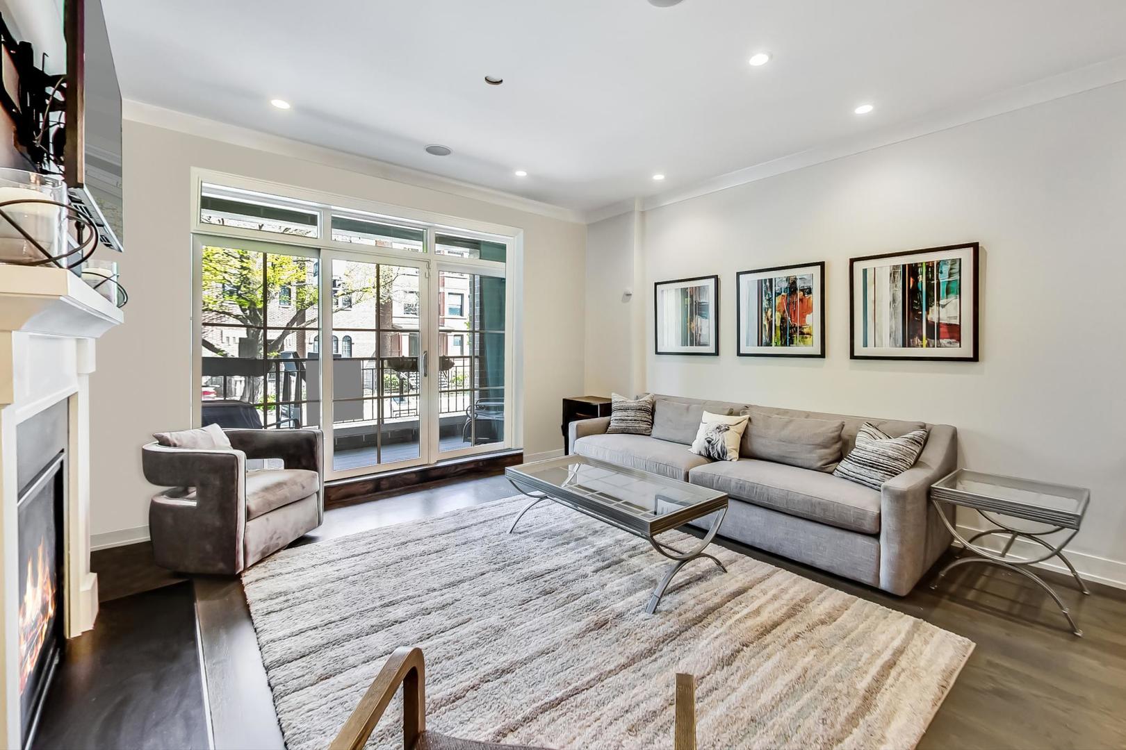 2341 W Roscoe Street Unit: 1W