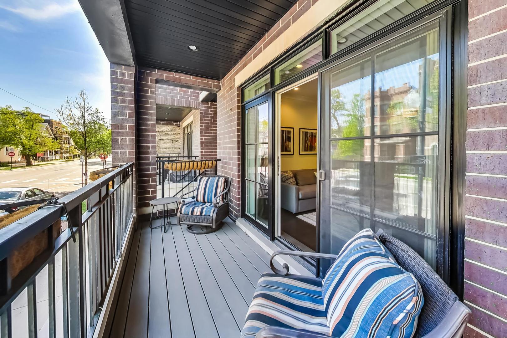 2341 W Roscoe Street Unit: 1W