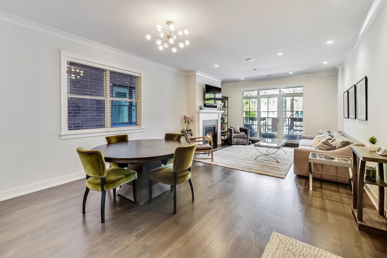 2341 W Roscoe Street Unit: 1W