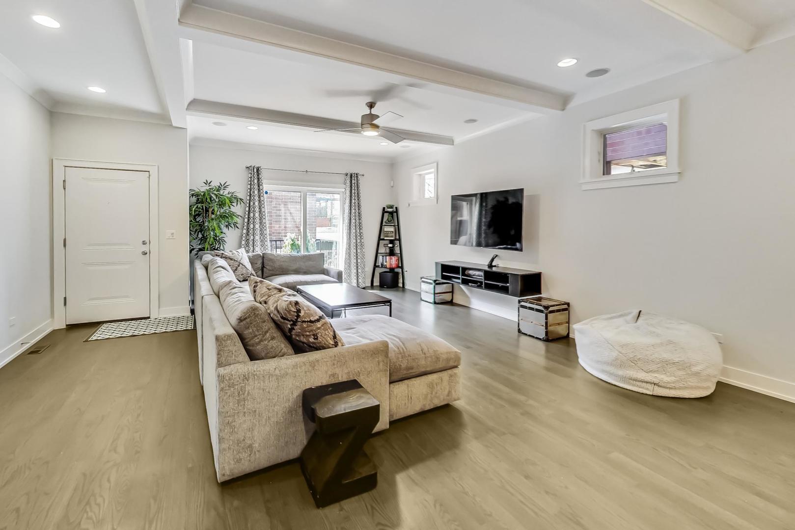 2341 W Roscoe Street Unit: 1W