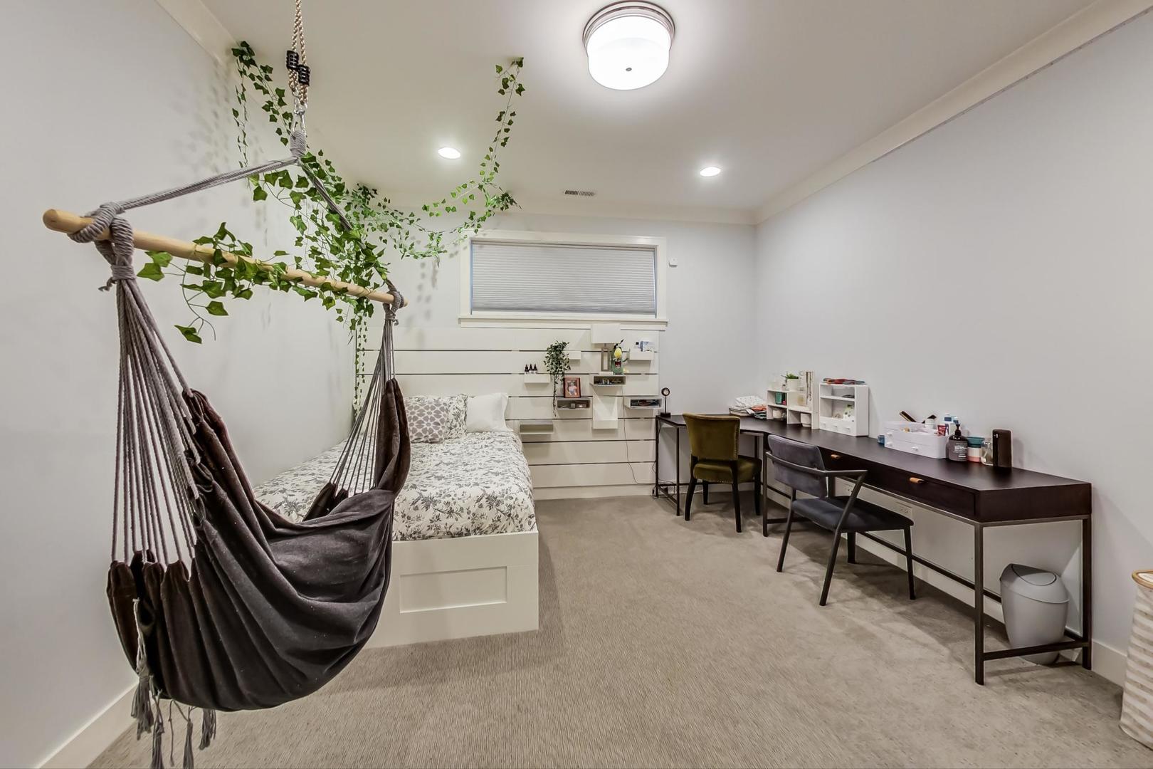 2341 W Roscoe Street Unit: 1W