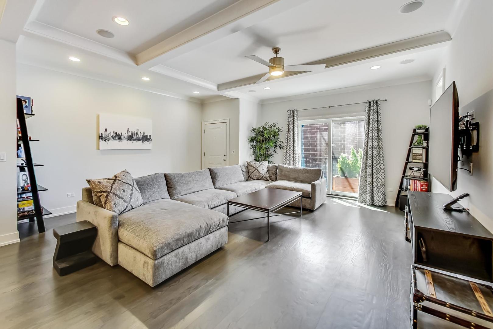 2341 W Roscoe Street Unit: 1W