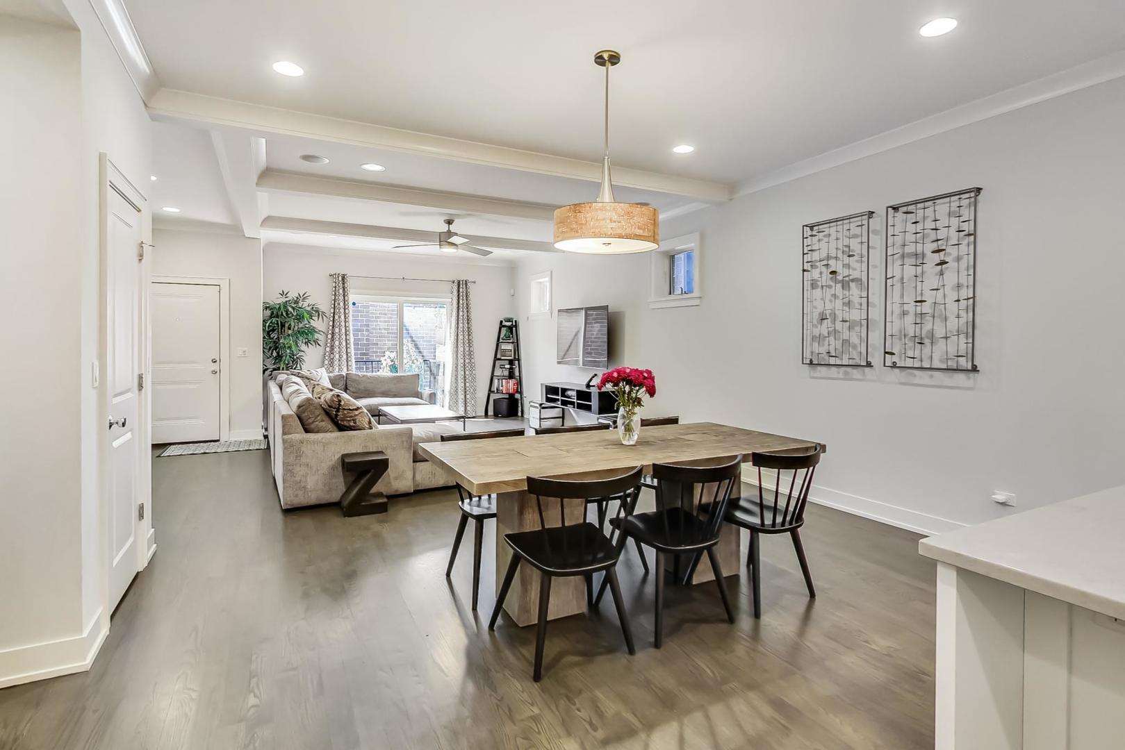 2341 W Roscoe Street Unit: 1W