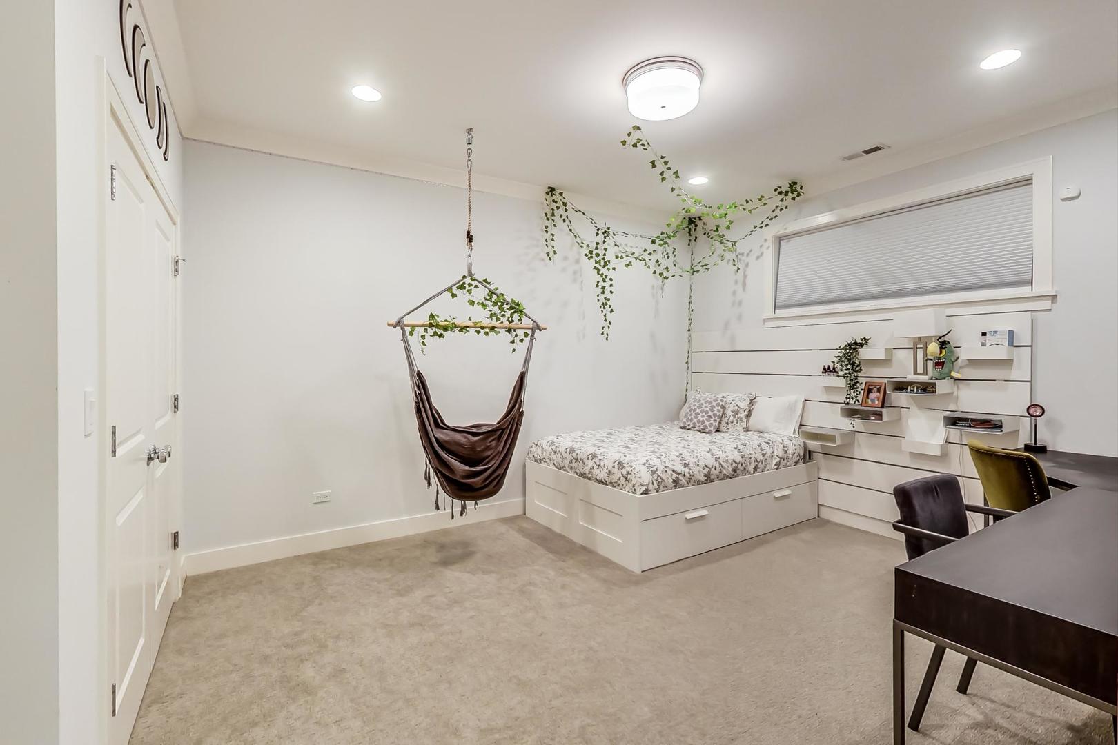 2341 W Roscoe Street Unit: 1W