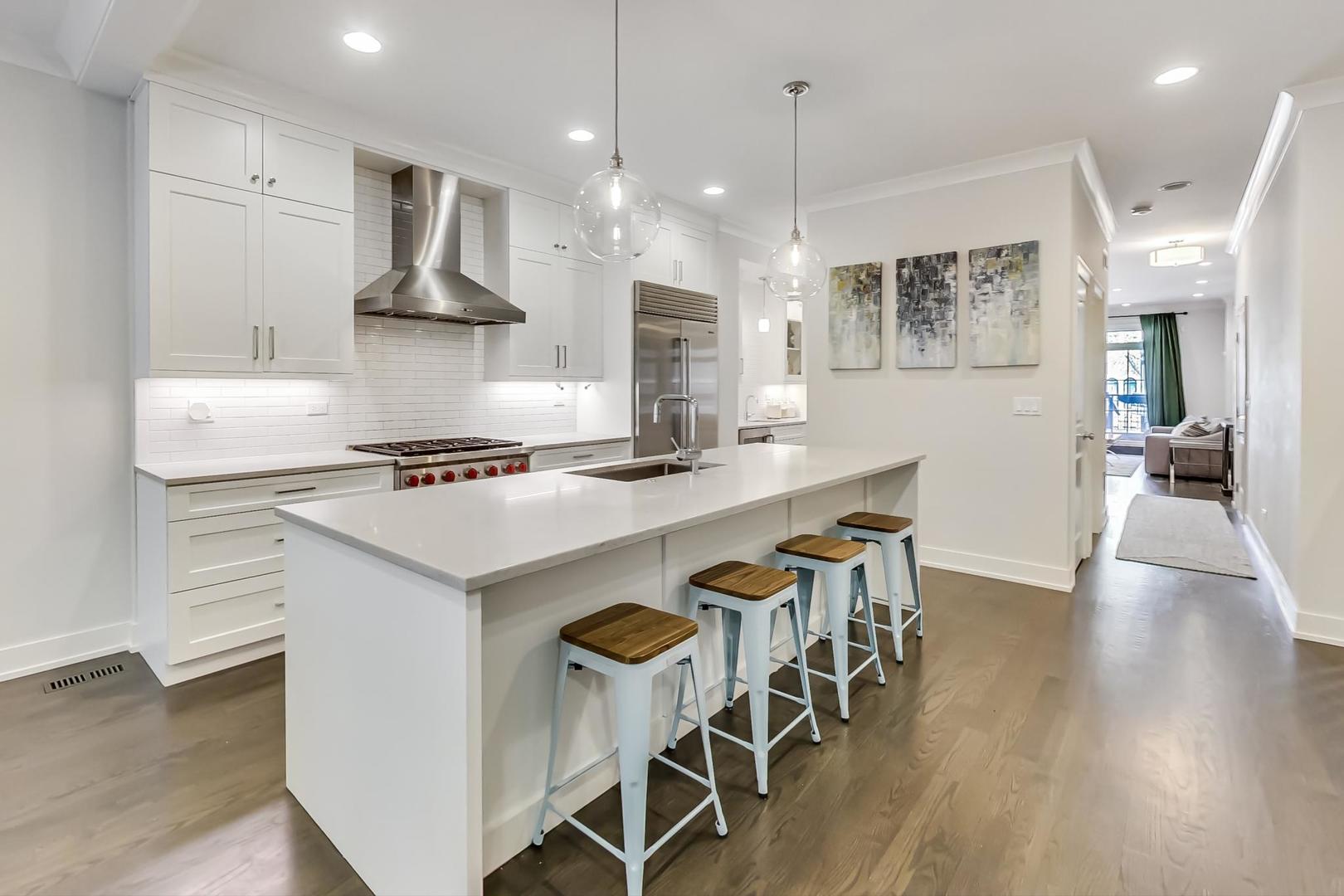 2341 W Roscoe Street Unit: 1W