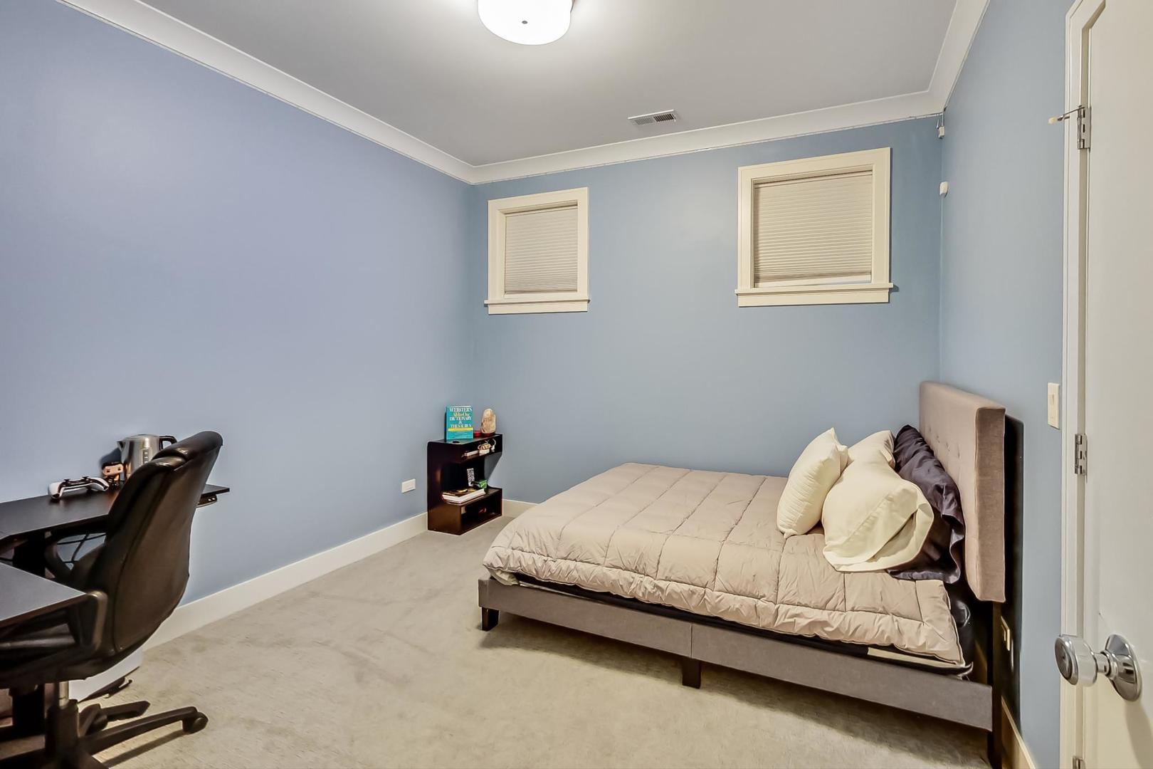 2341 W Roscoe Street Unit: 1W