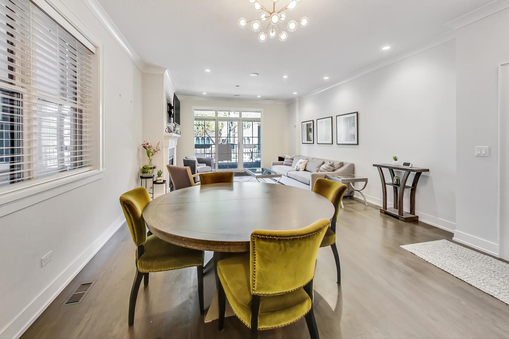 2341 W Roscoe Street Unit: 1W