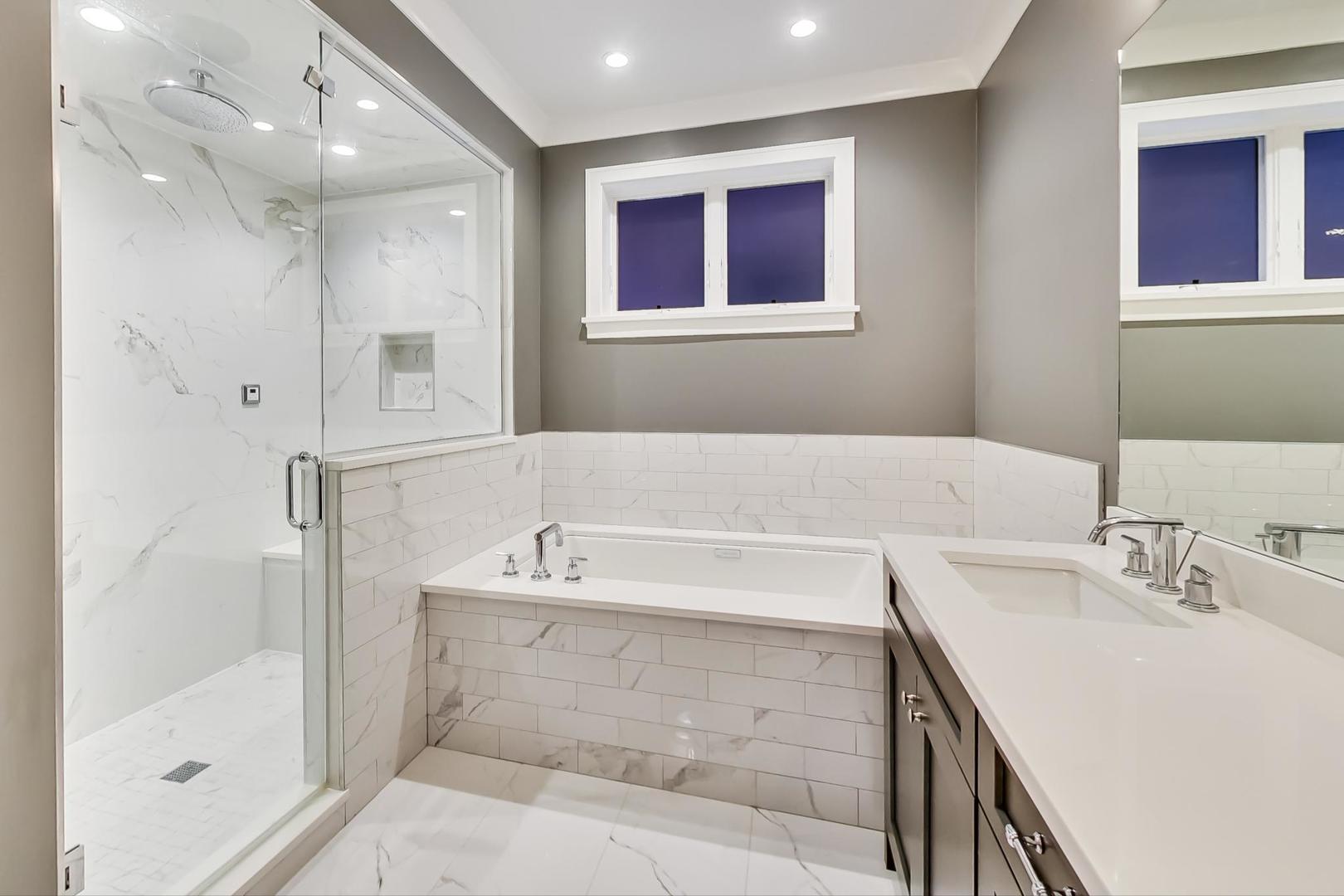 2341 W Roscoe Street Unit: 1W