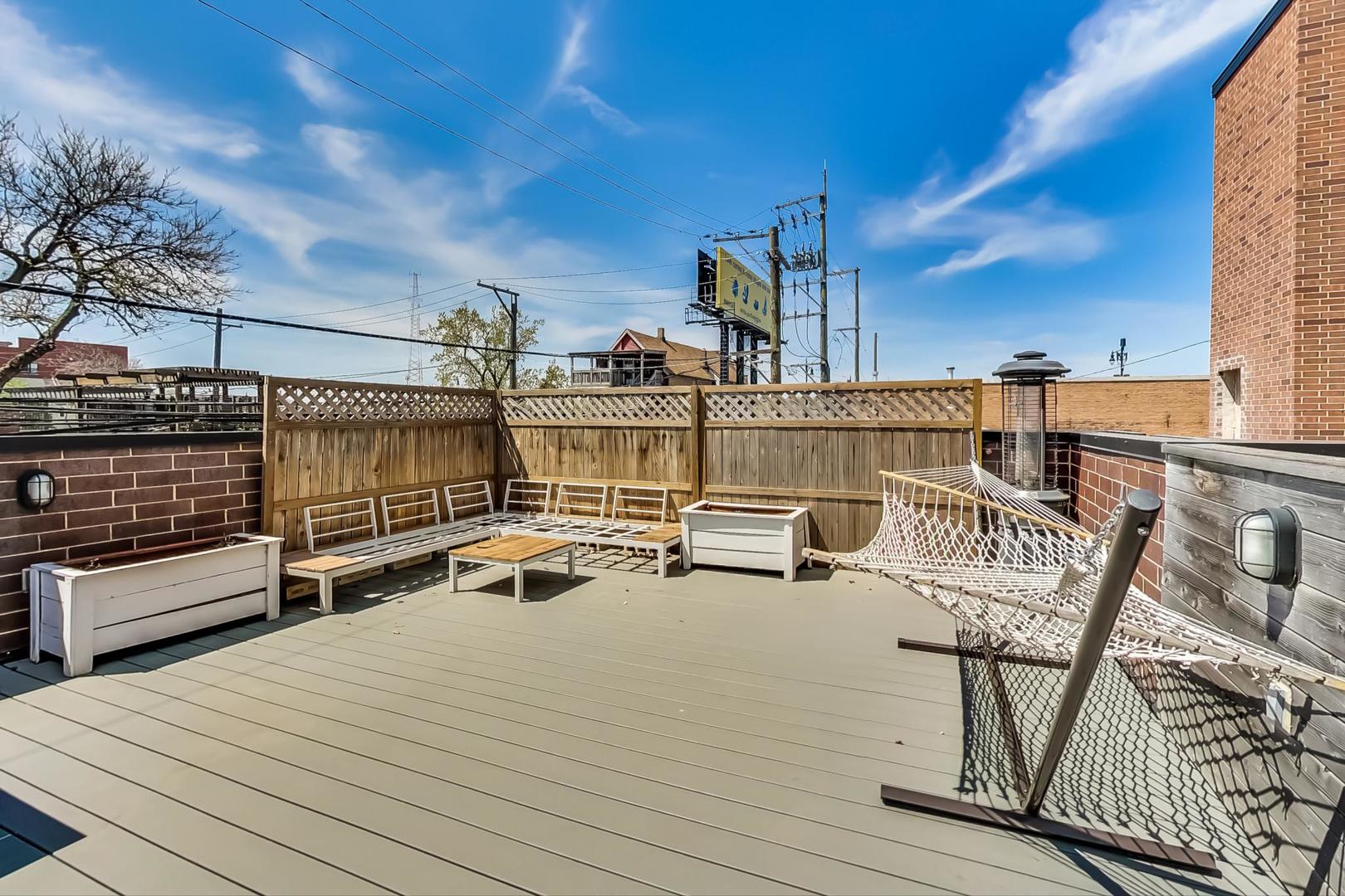 2341 W Roscoe Street Unit: 1W