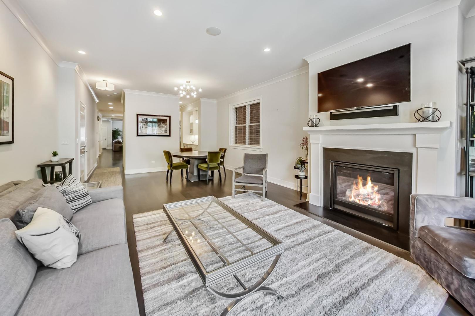 2341 W Roscoe Street Unit: 1W