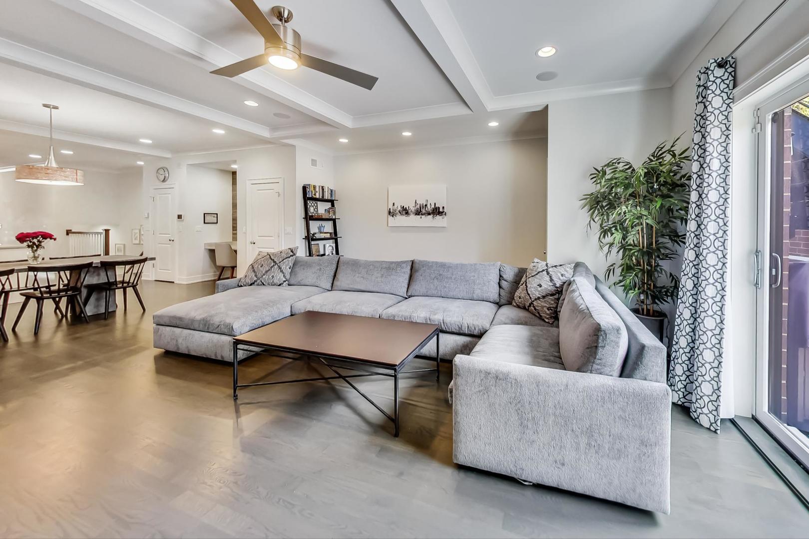 2341 W Roscoe Street Unit: 1W