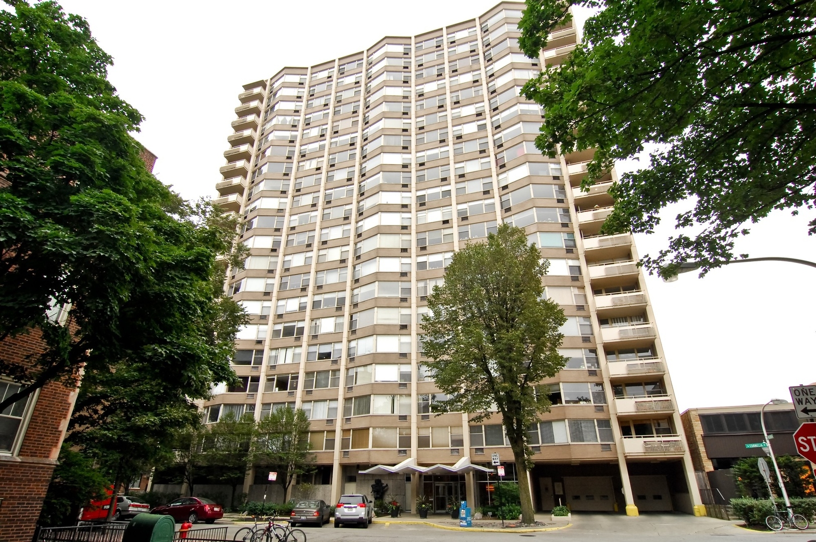 555 W CORNELIA Avenue Unit: 809
