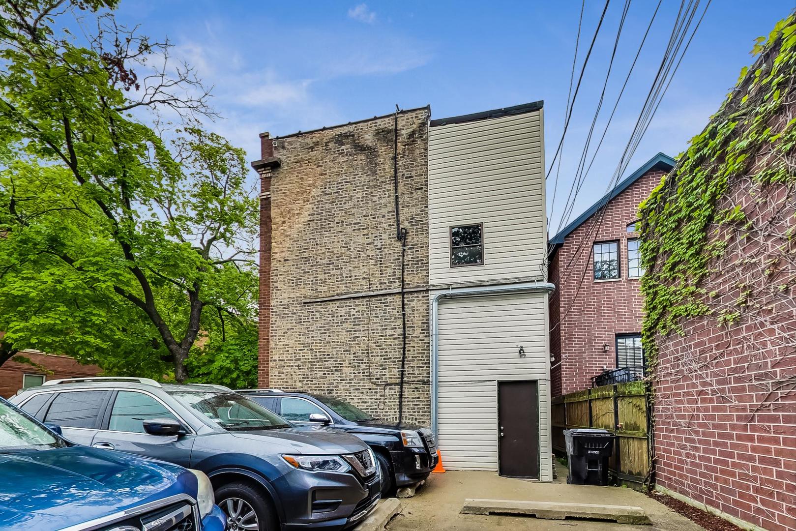 2207 W School Street