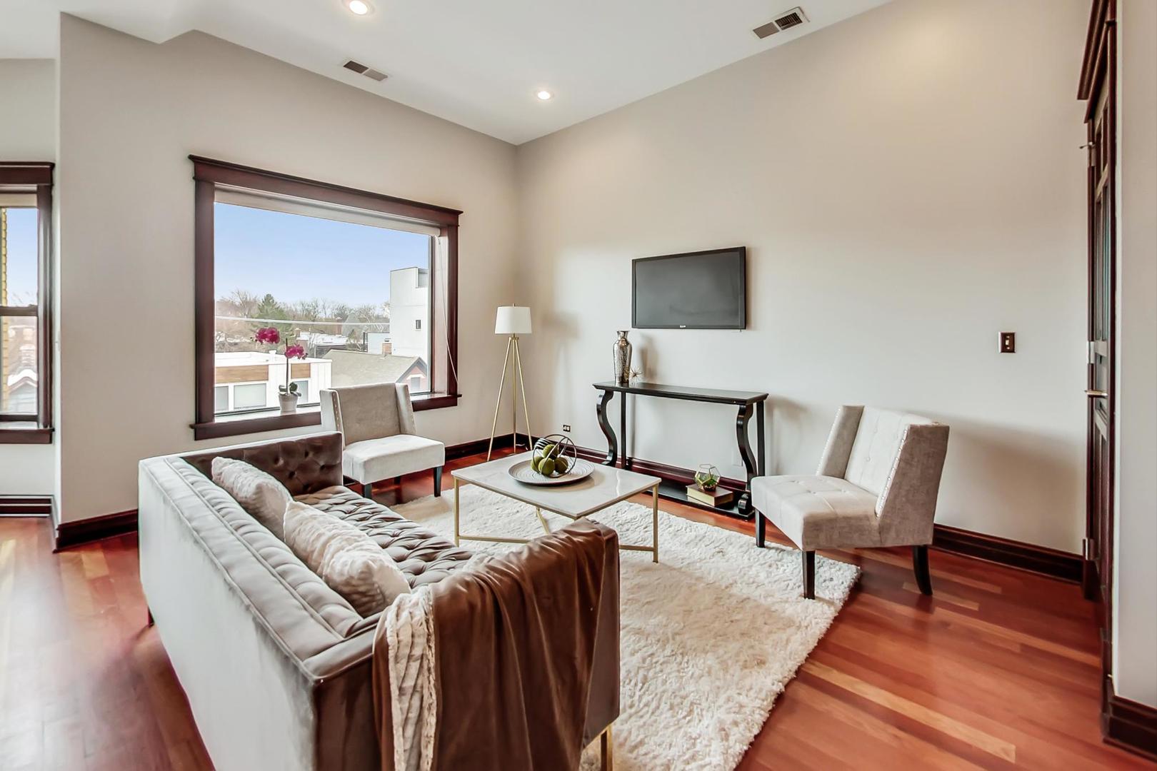 3106 W LYNDALE Street Unit: 4A