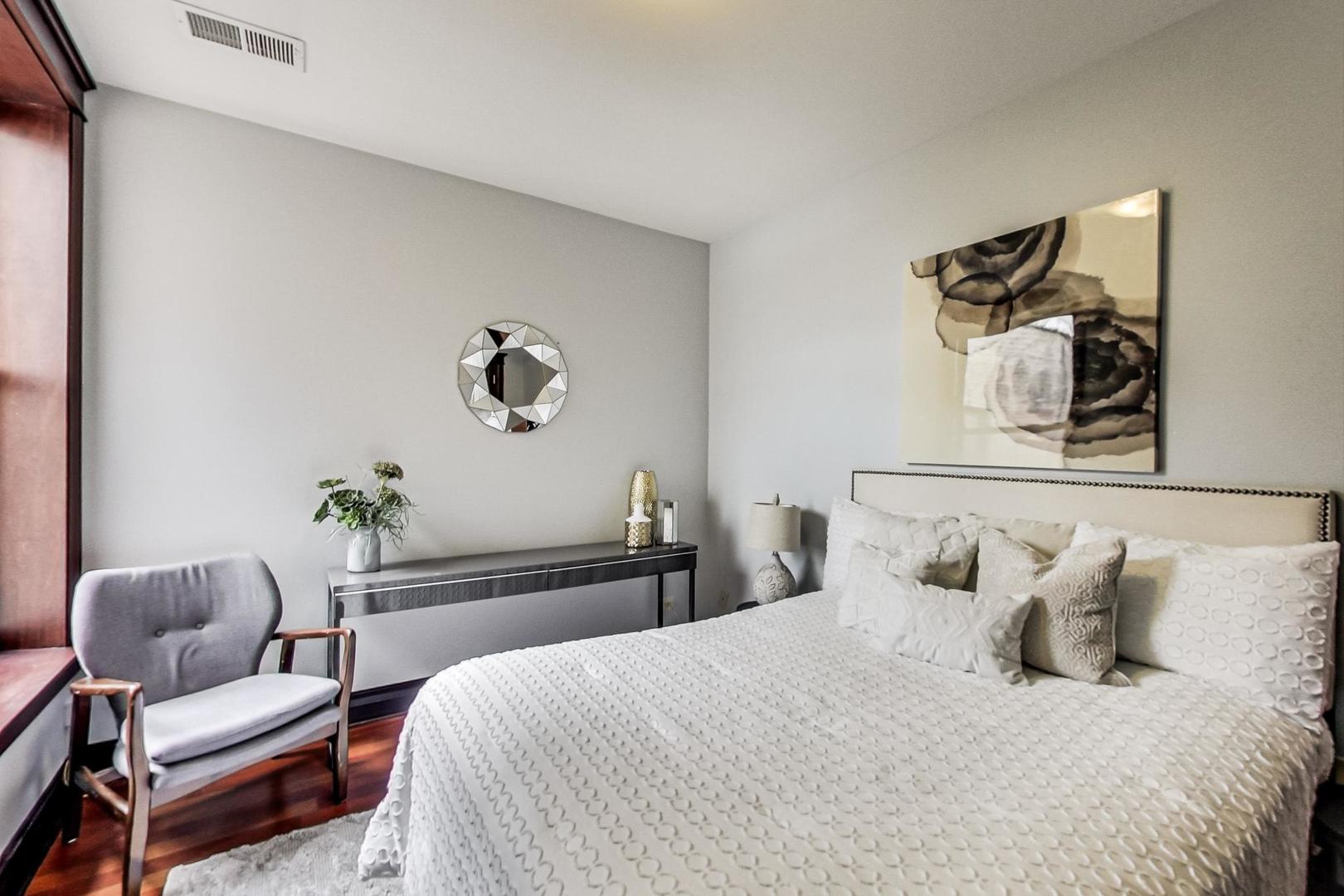 3106 W LYNDALE Street Unit: 4A