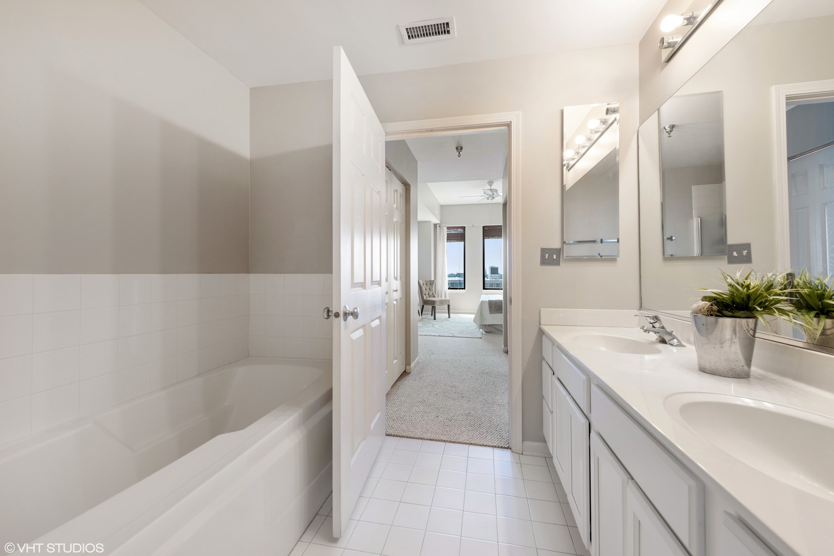 3232 N Halsted Street Unit: 1004
