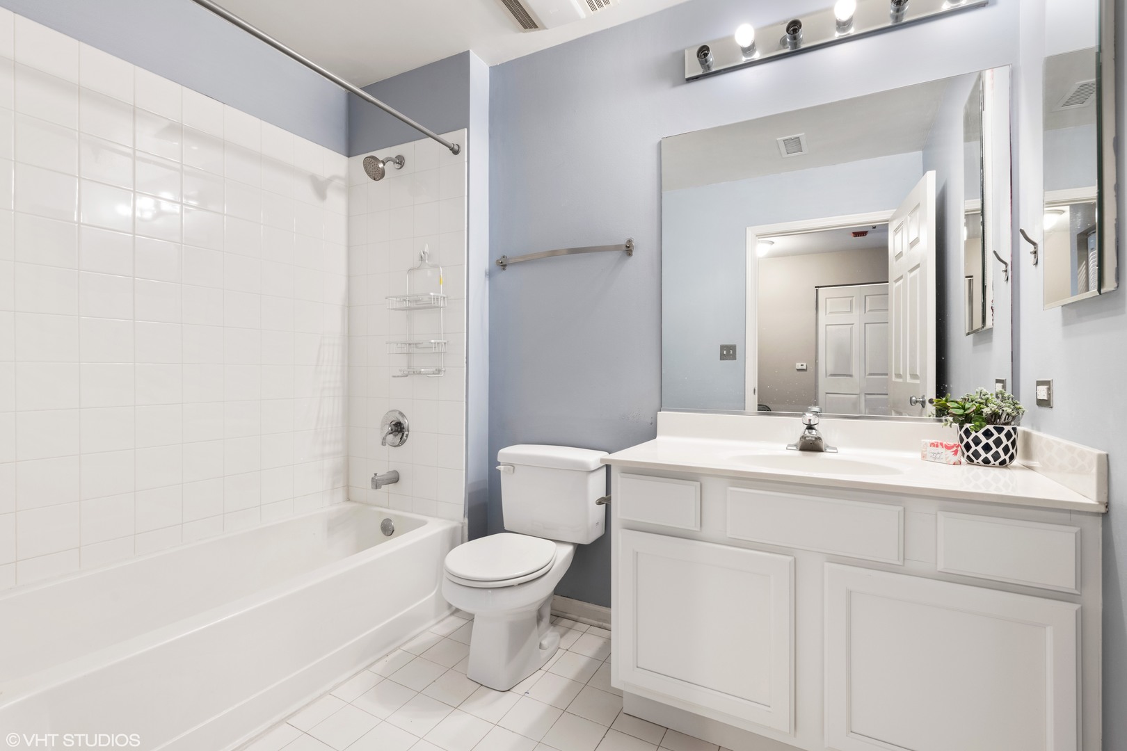 3232 N Halsted Street Unit: 1004