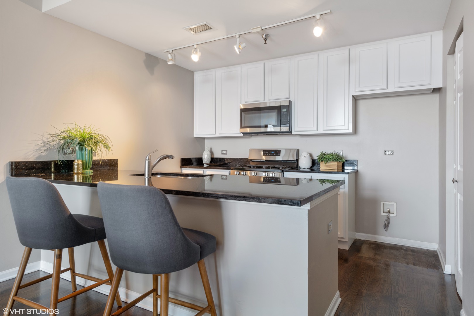 3232 N Halsted Street Unit: 1004