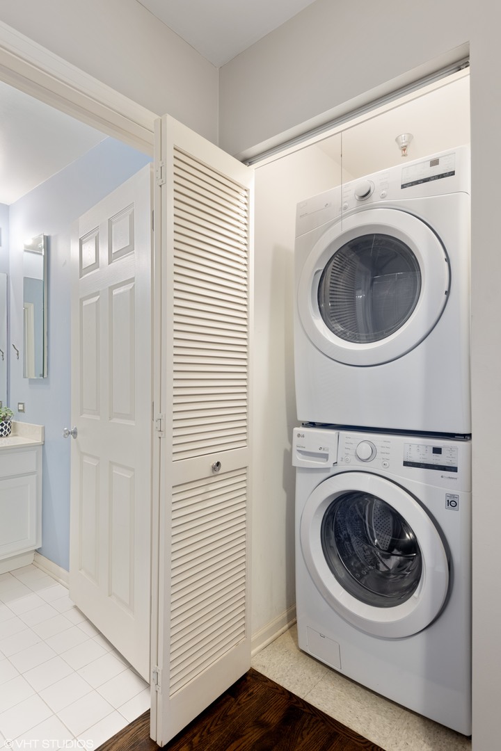 3232 N Halsted Street Unit: 1004
