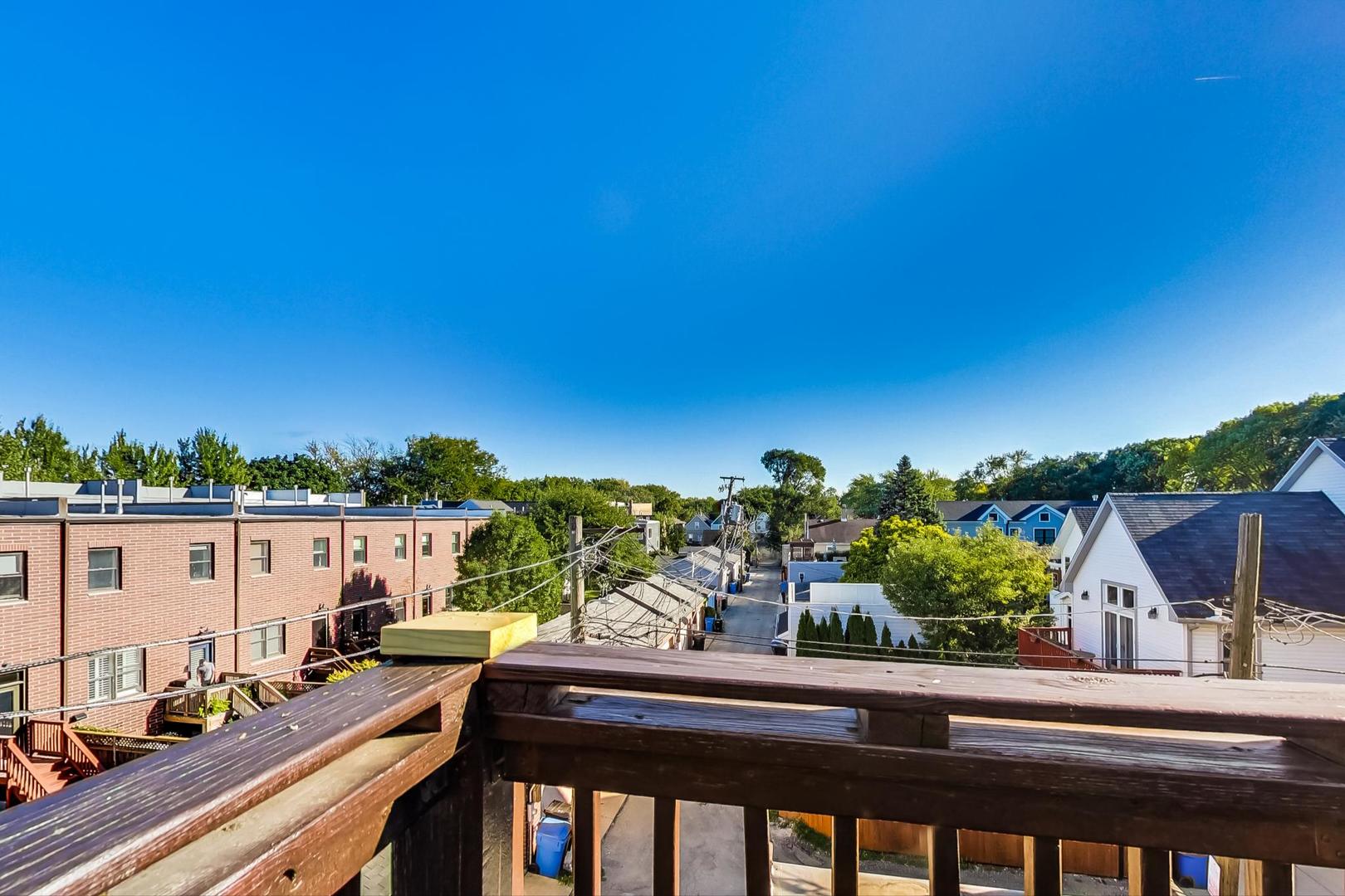 2215 W Montrose Avenue Unit: 3