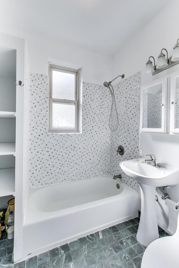 2215 W Montrose Avenue Unit: 3