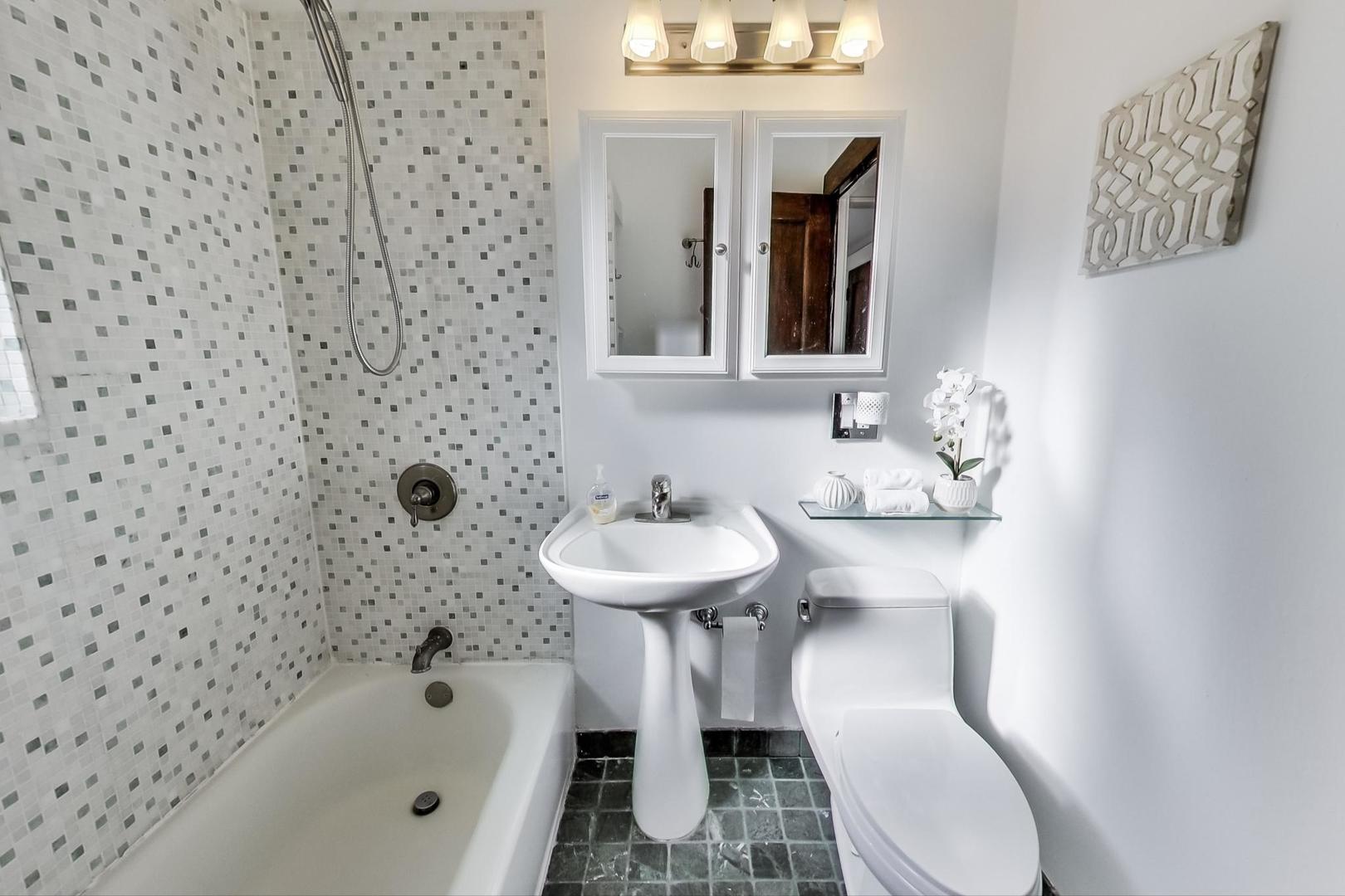 2215 W Montrose Avenue Unit: 3