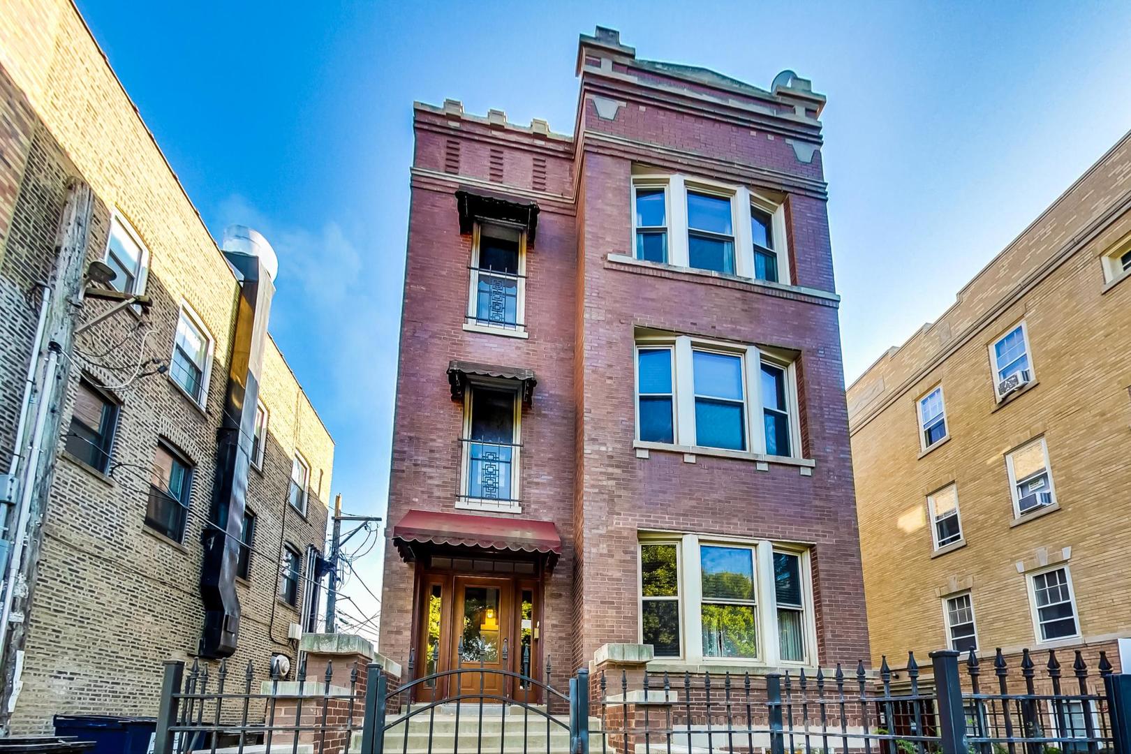 2215 W Montrose Avenue Unit: 3
