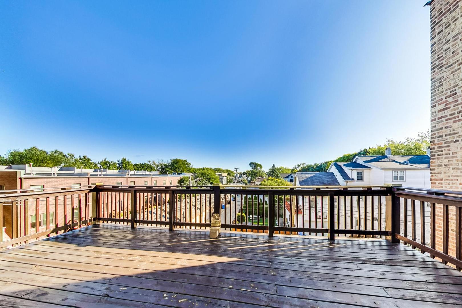 2215 W Montrose Avenue Unit: 3