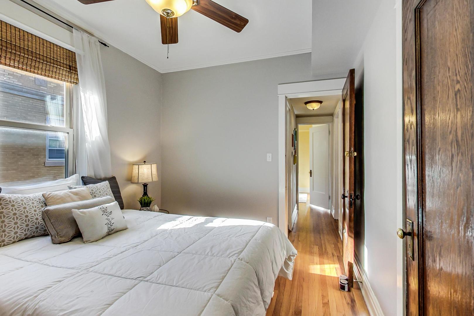 2215 W Montrose Avenue Unit: 3