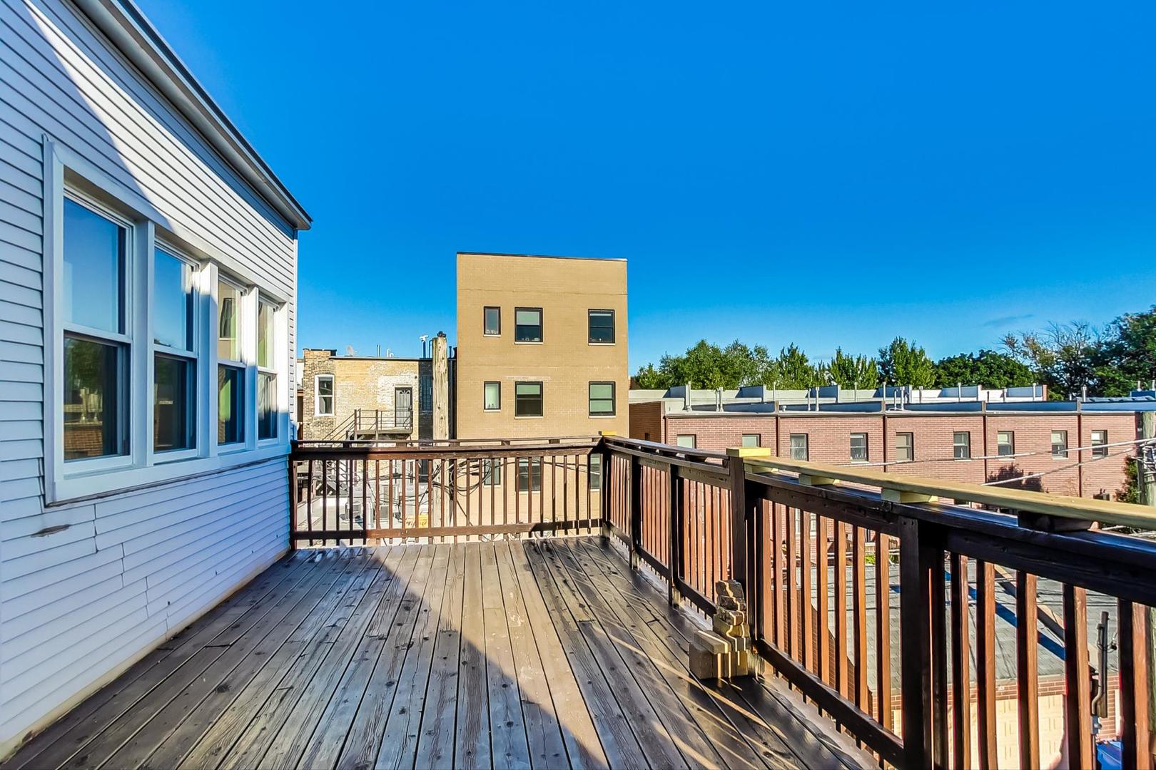 2215 W Montrose Avenue Unit: 3