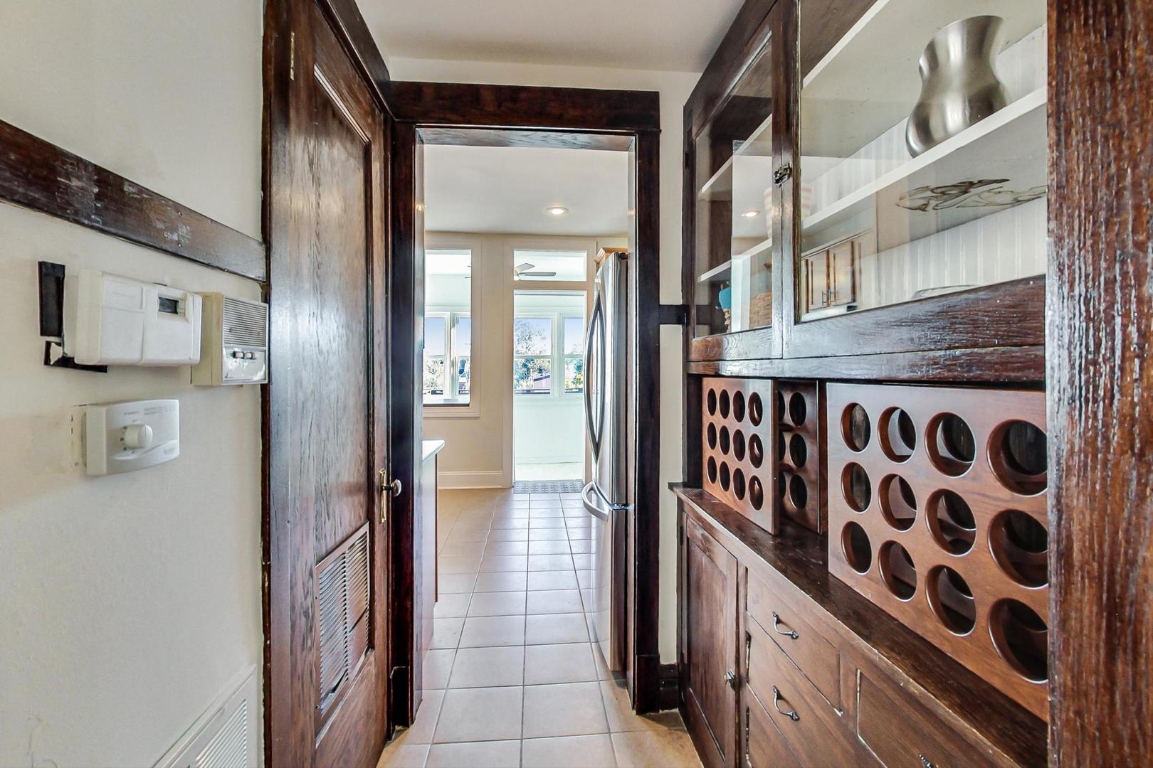 2215 W Montrose Avenue Unit: 3