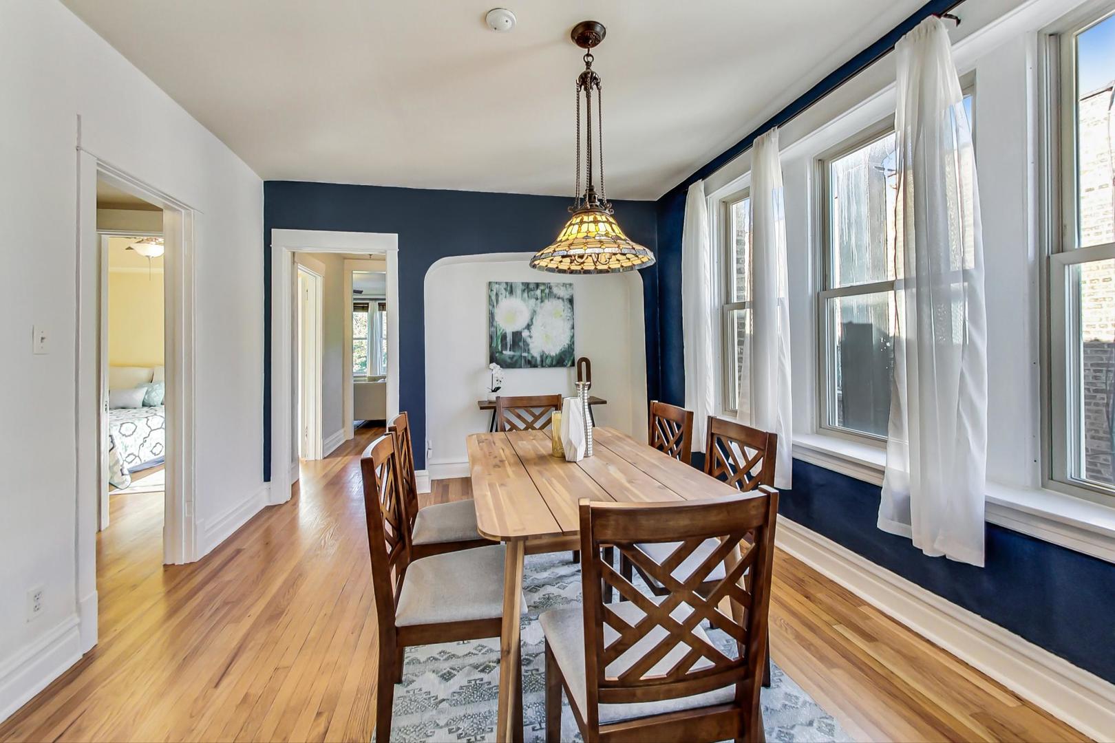 2215 W Montrose Avenue Unit: 3