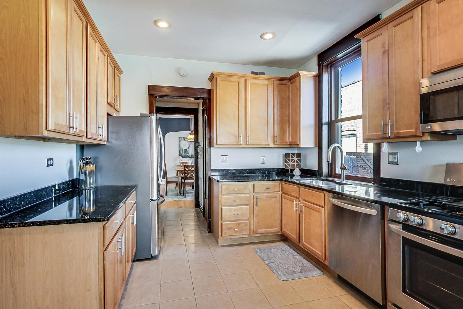 2215 W Montrose Avenue Unit: 3