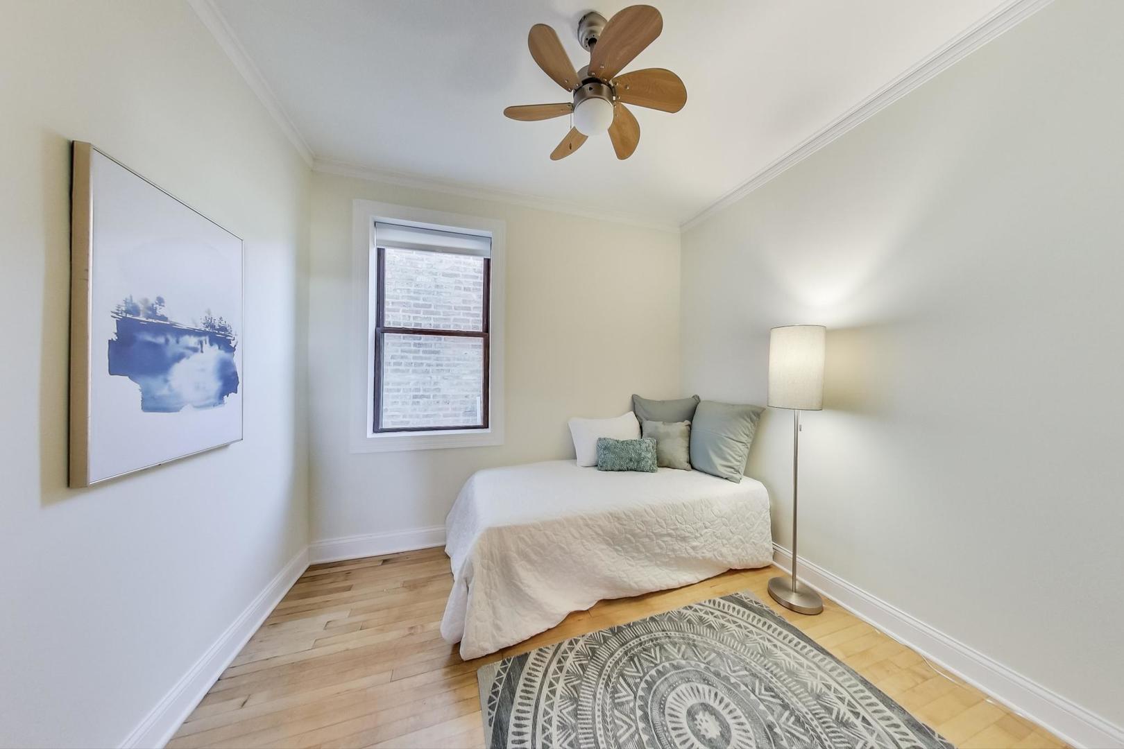 2215 W Montrose Avenue Unit: 3