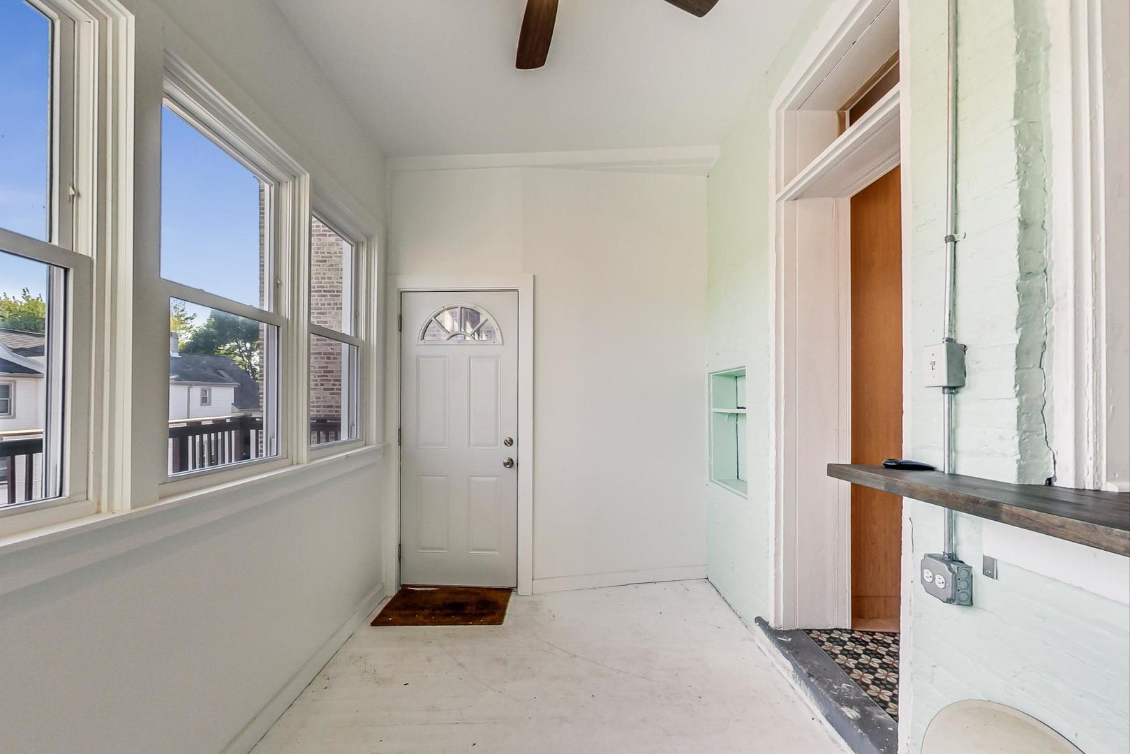 2215 W Montrose Avenue Unit: 3