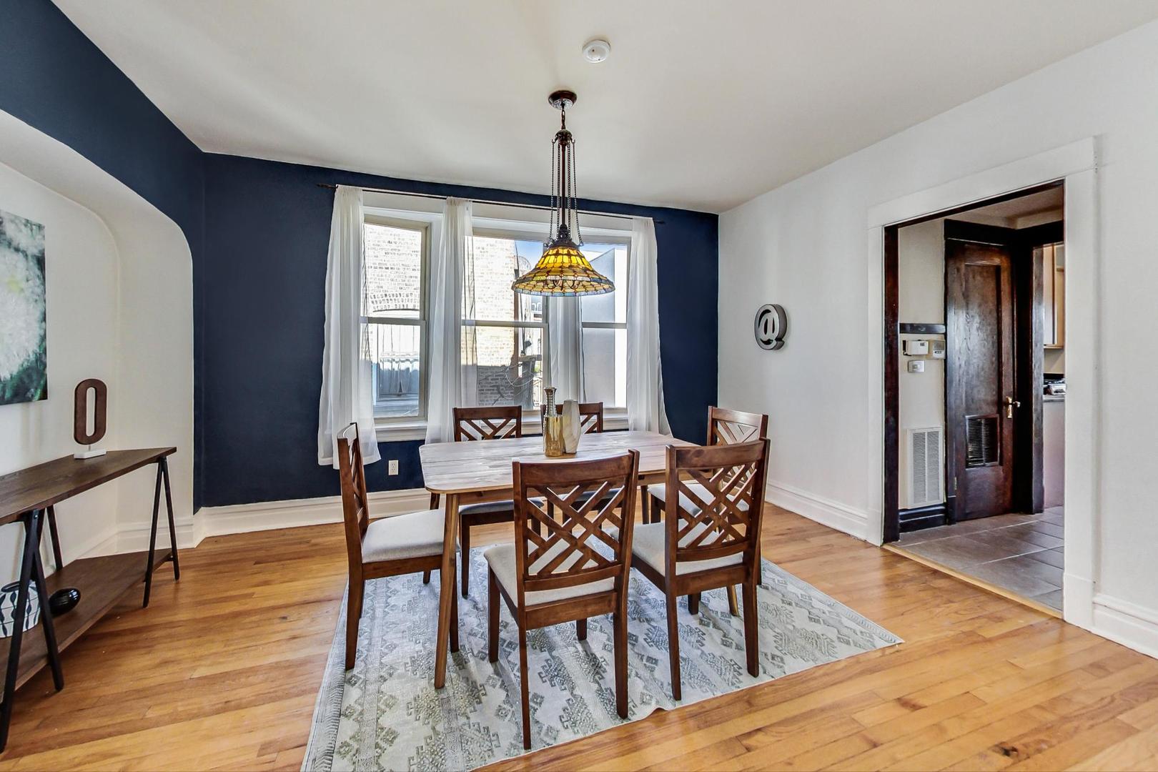 2215 W Montrose Avenue Unit: 3