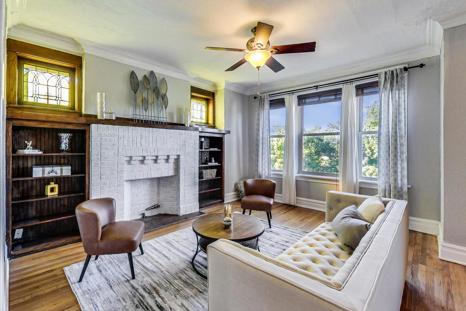 2215 W Montrose Avenue Unit: 3