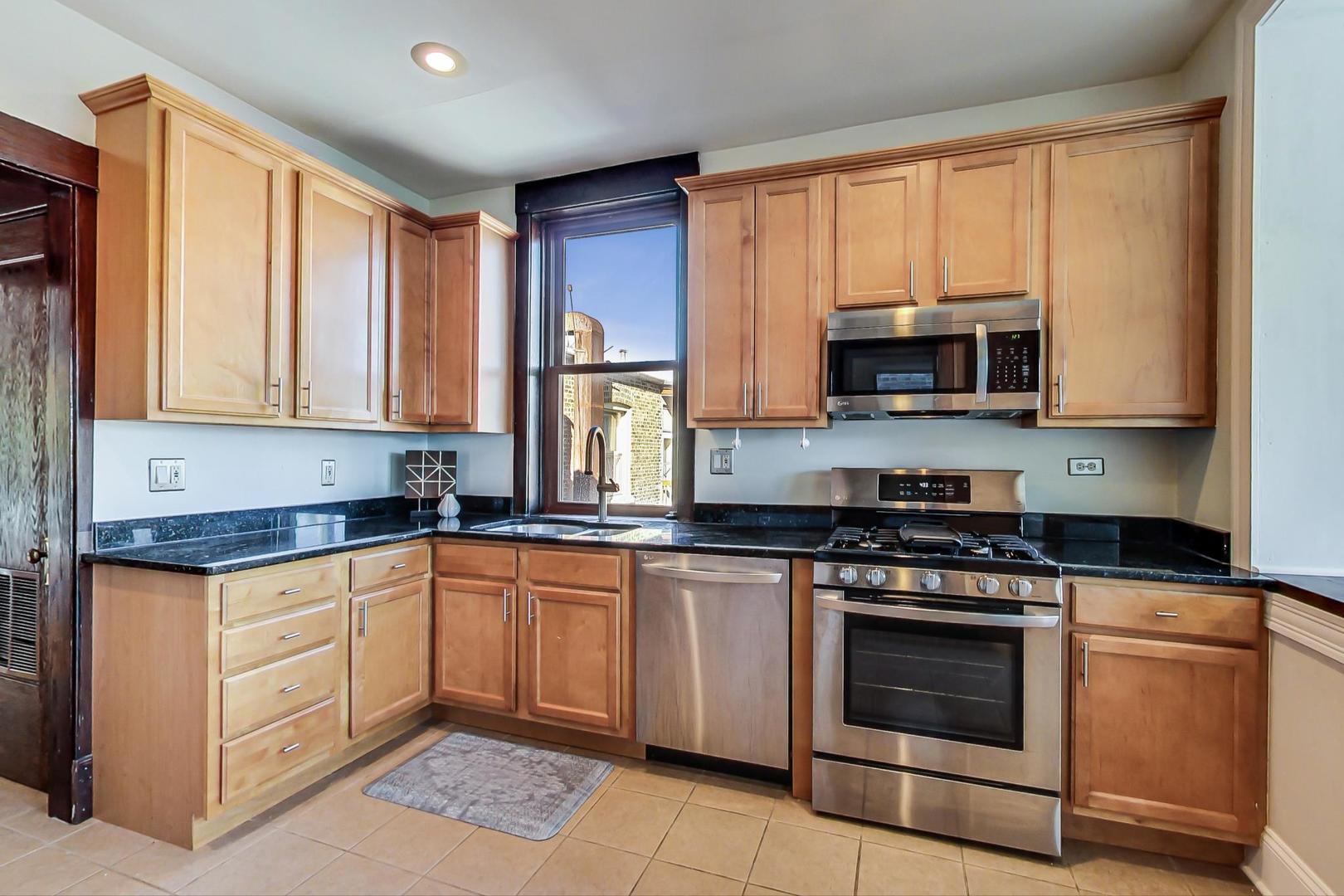 2215 W Montrose Avenue Unit: 3