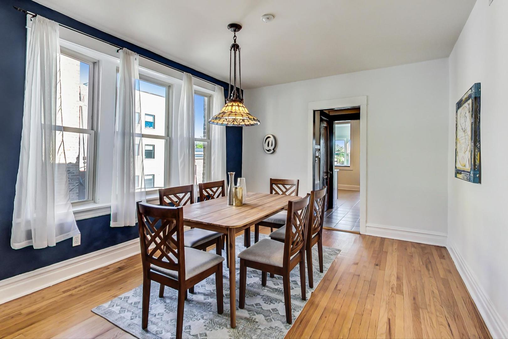 2215 W Montrose Avenue Unit: 3