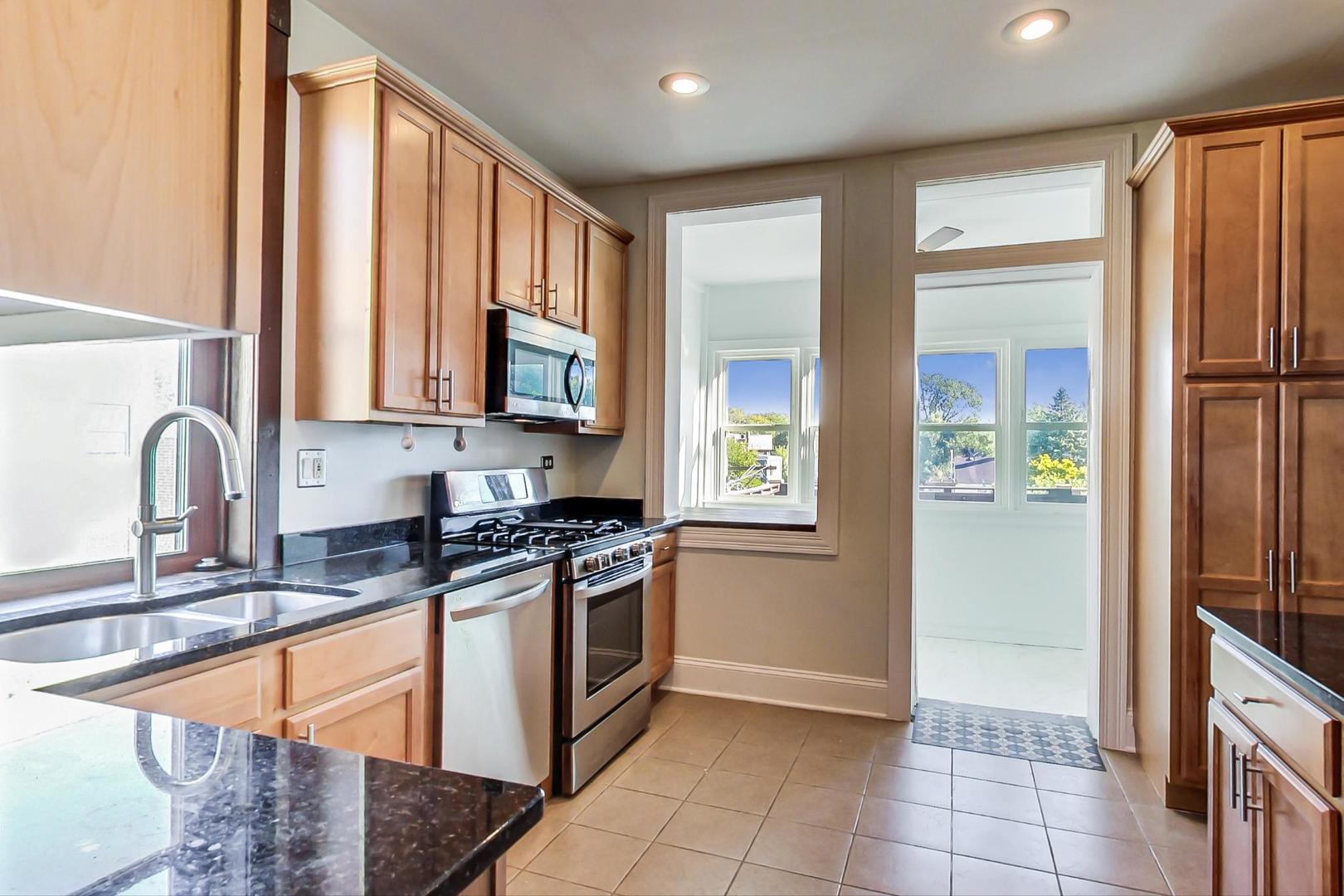 2215 W Montrose Avenue Unit: 3