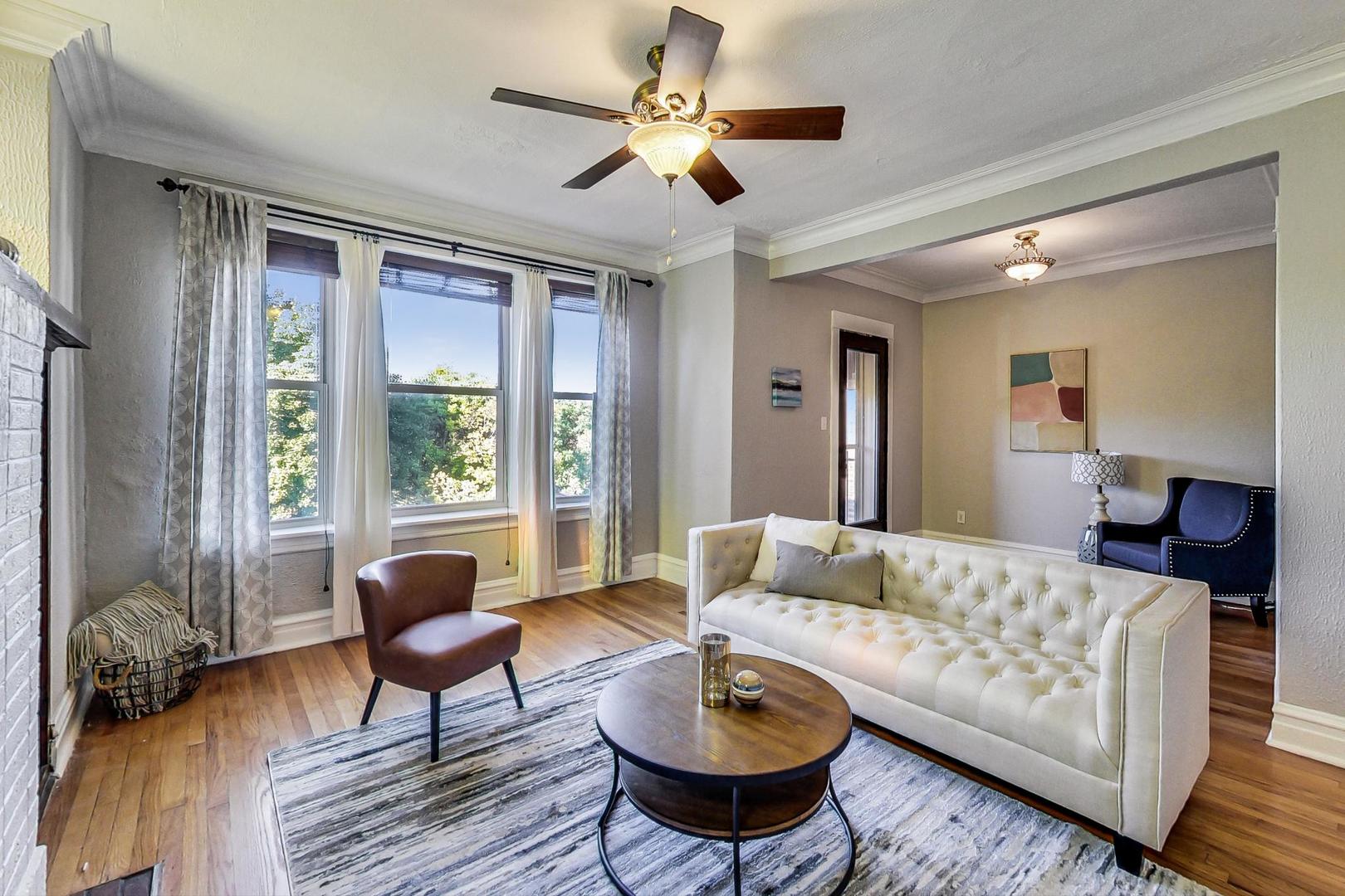 2215 W Montrose Avenue Unit: 3